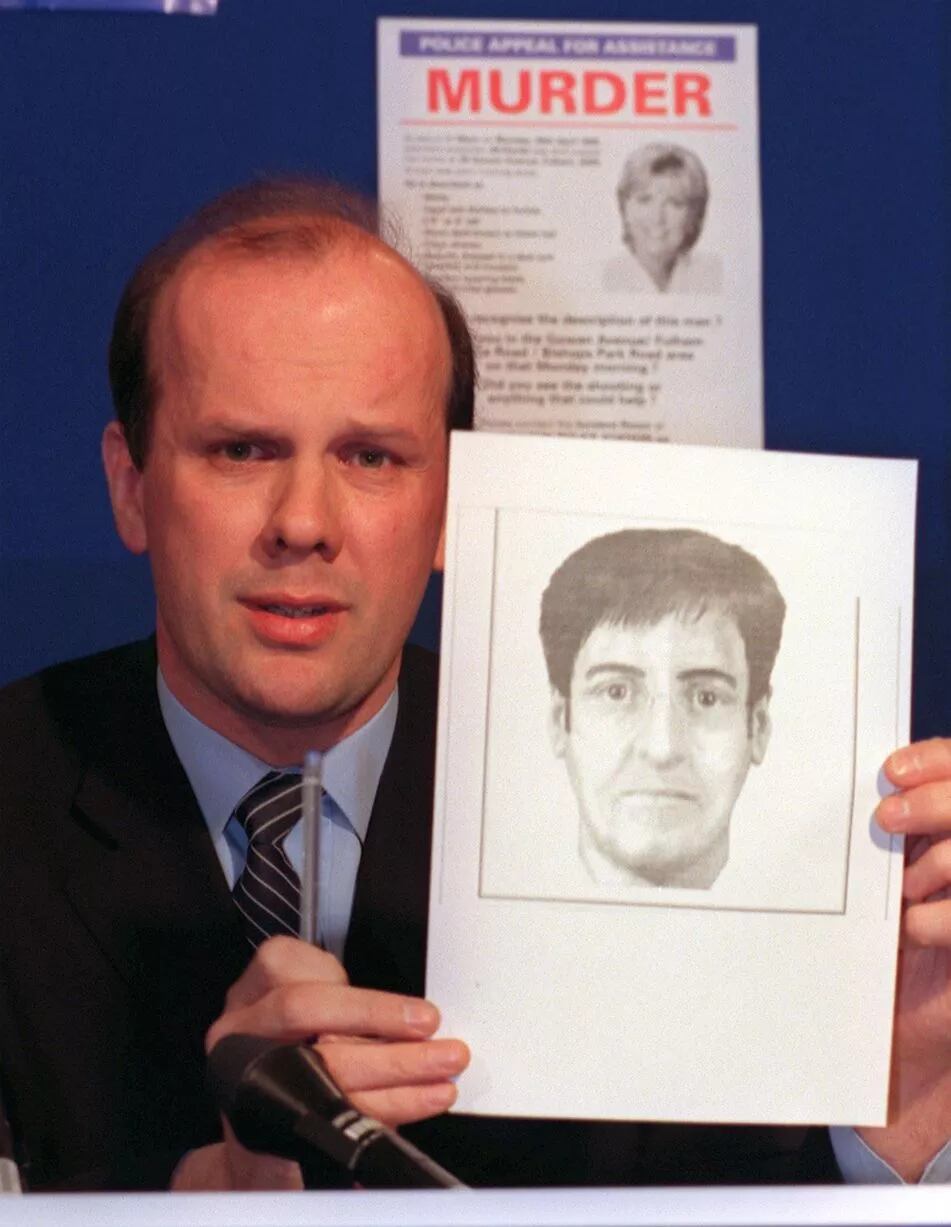 Hamish Campbell, detective del caso, con el identikit del sospechoso del crimen de Jill Dando