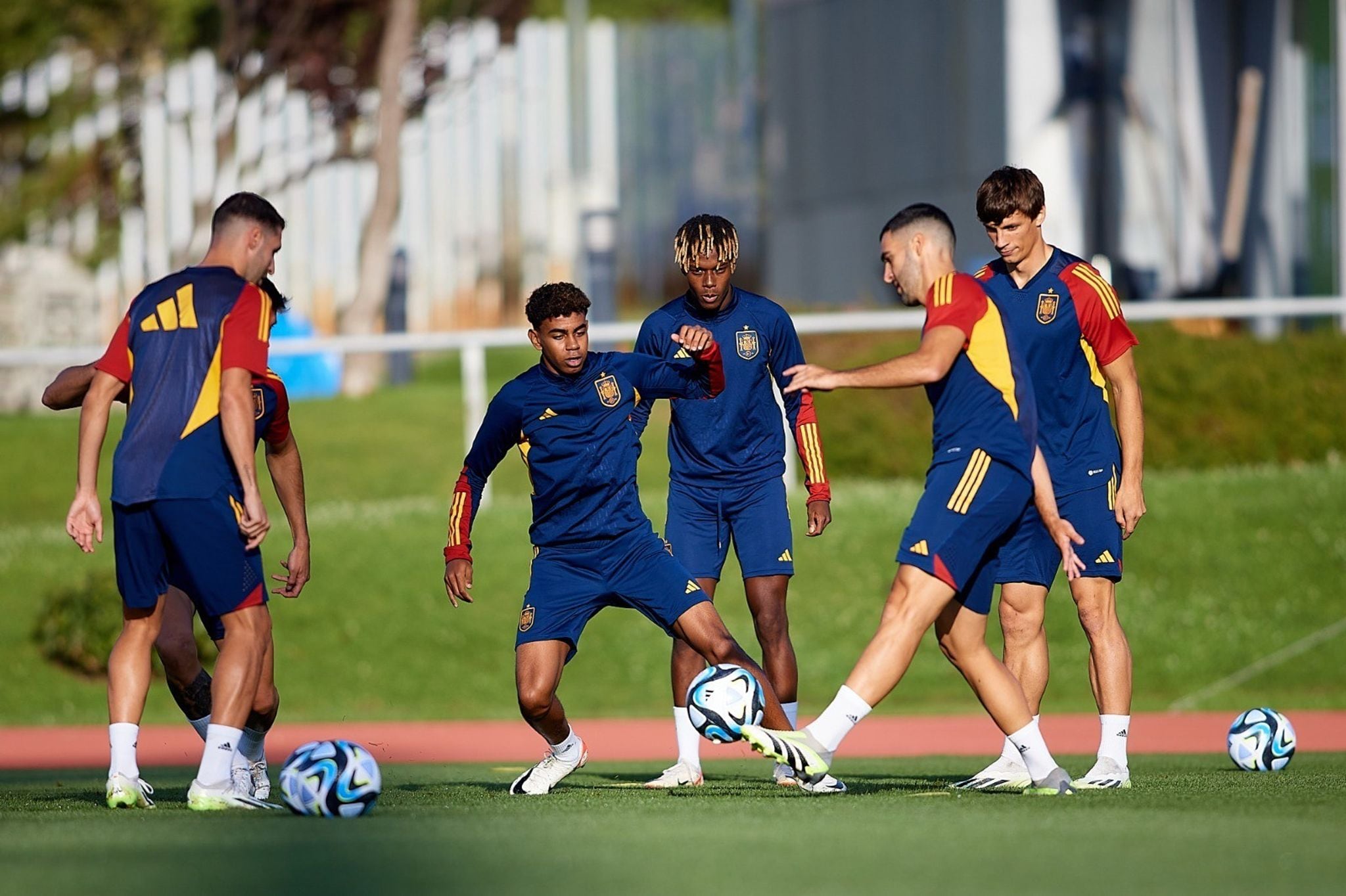 Lamine Yamal debutó en FC Barcelona con 15 años y a los 16 ya estaba en la selección mayor
