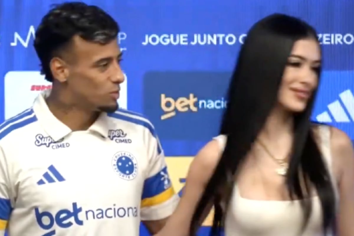 Un jugador uruguayo fue presentado en Cruzeiro junto a su novia, pero un gesto de ella se volvió viral
