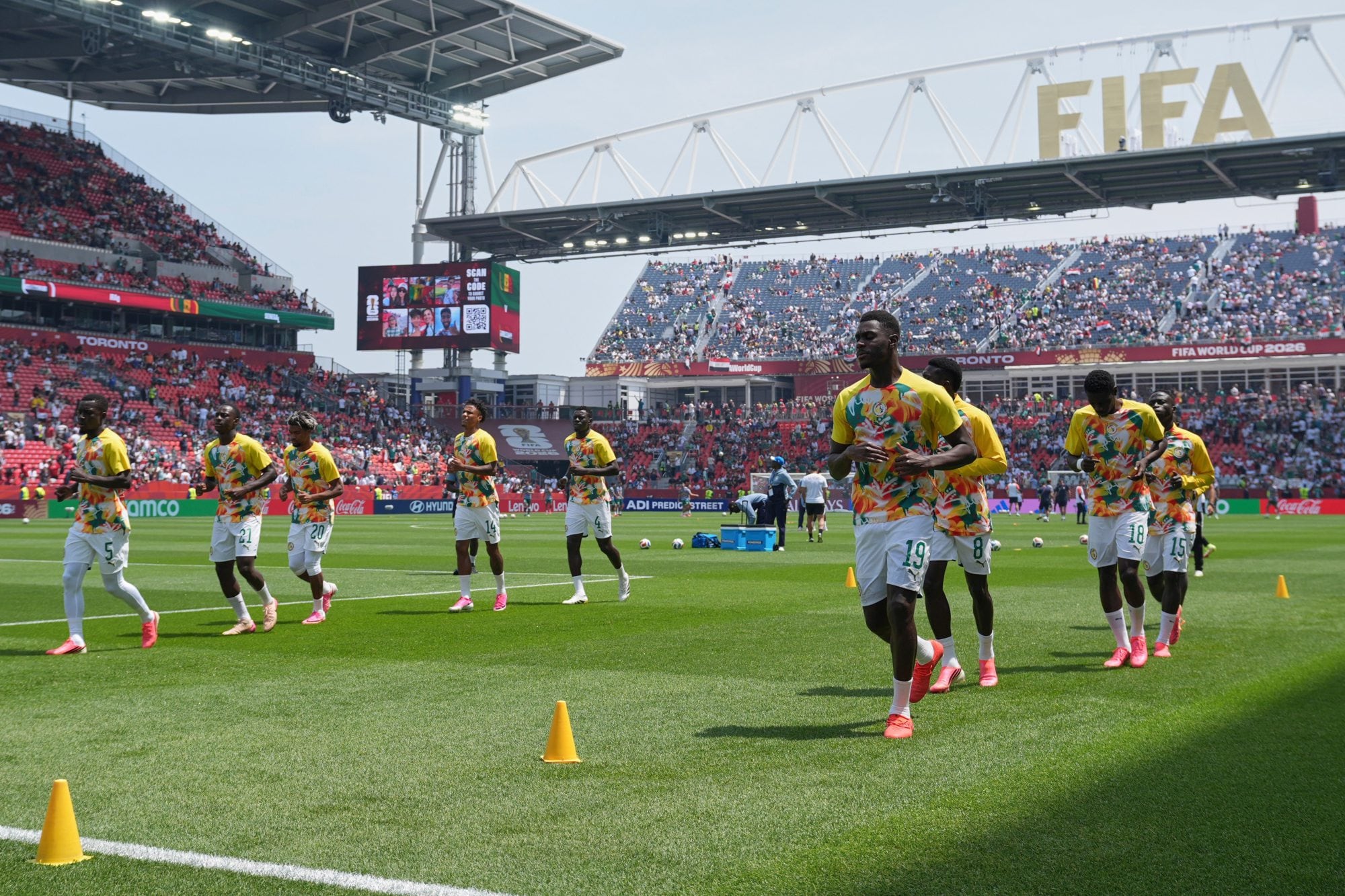 Jugadores de Senegal entrando en calor.