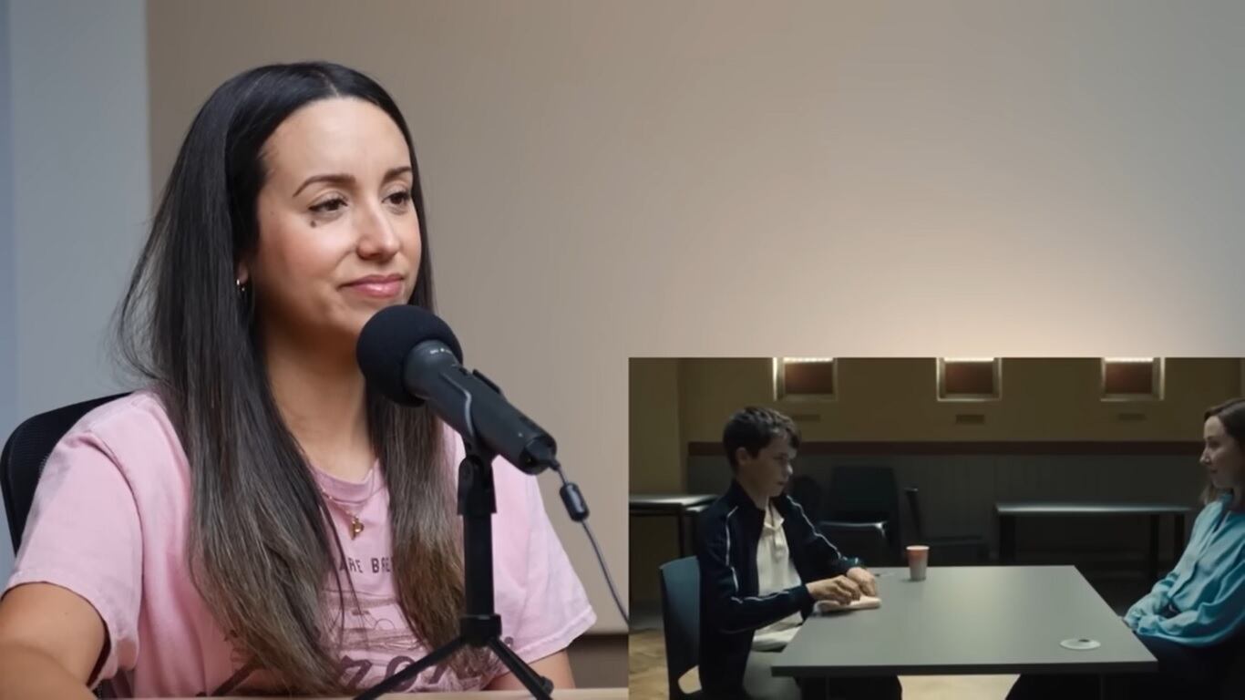 El adolescente acepta probar el sánguche para evitar un conflicto con la psicóloga. Ese alimento representa un gesto para entablar empatía y una conversación amena