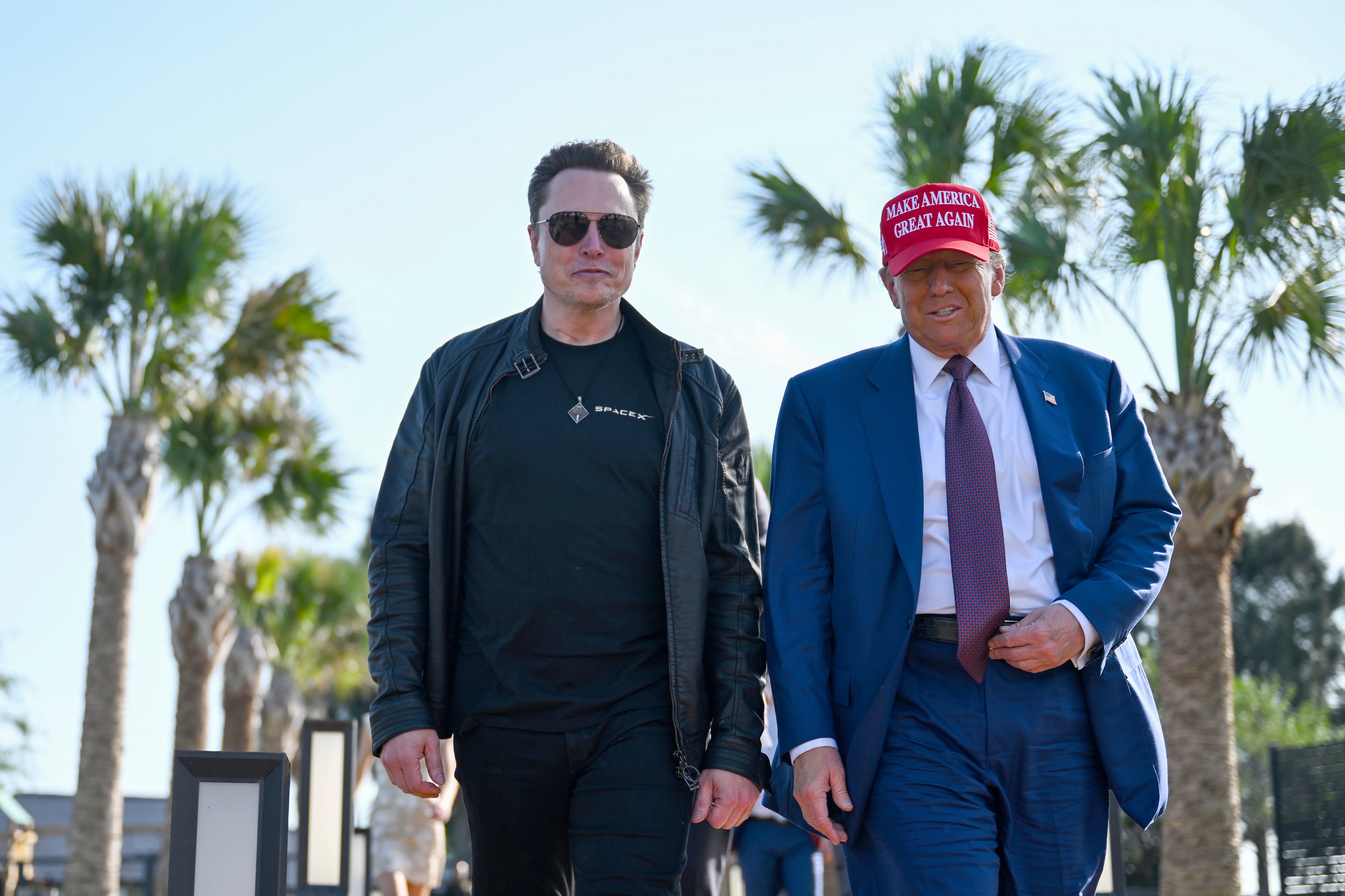 El presidente electo Donald Trump y el multimillonario Elon Musk antes del lanzamiento del cohete Starship de SpaceX en Boca Chica, Texas, el 19 de noviembre del 2024. (Brandon Bell/Pool via AP)