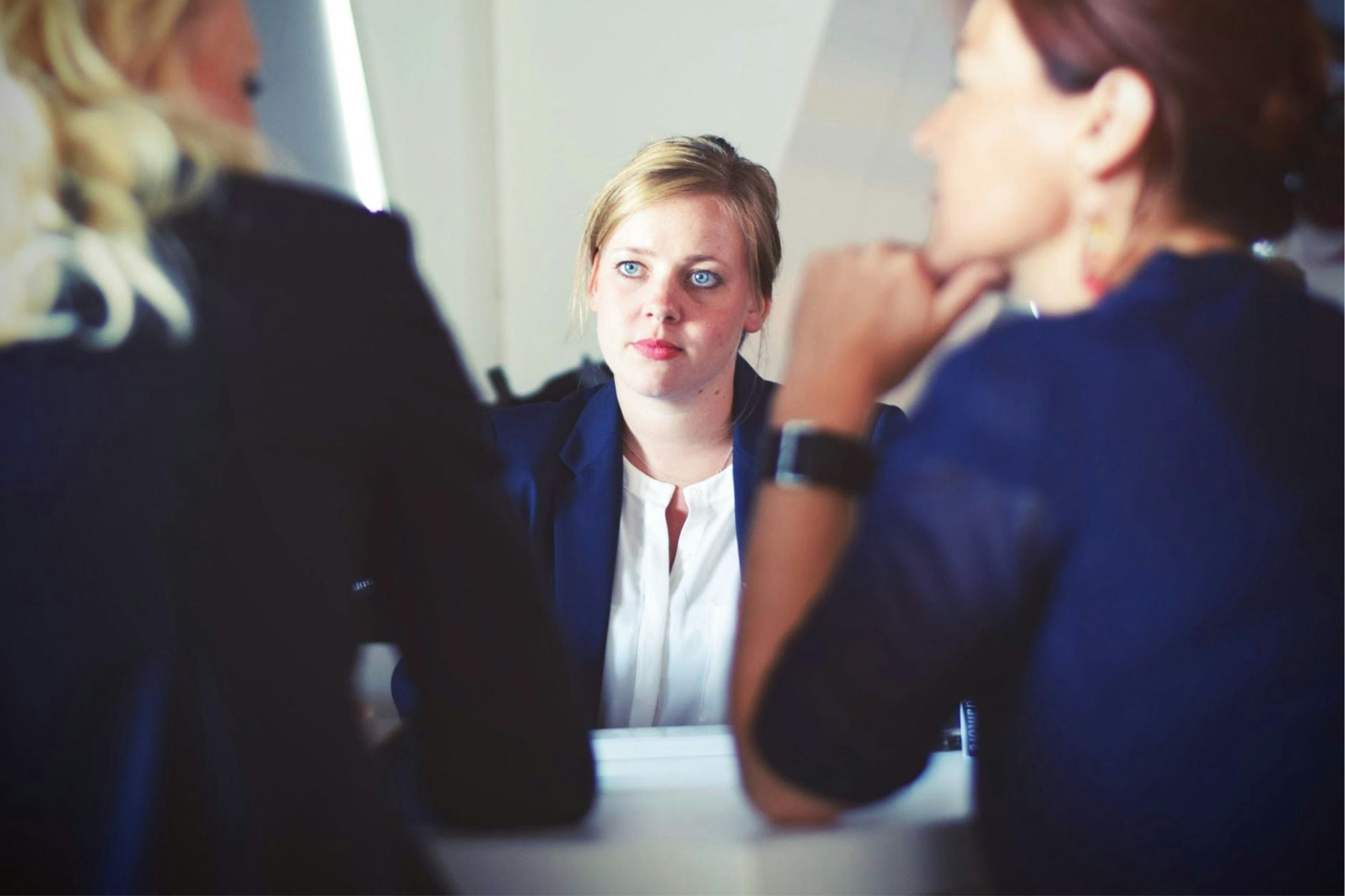 Distintas empresas de Illinois anunciaron el despido de decenas de trabajadores debido a cierres o restructuración