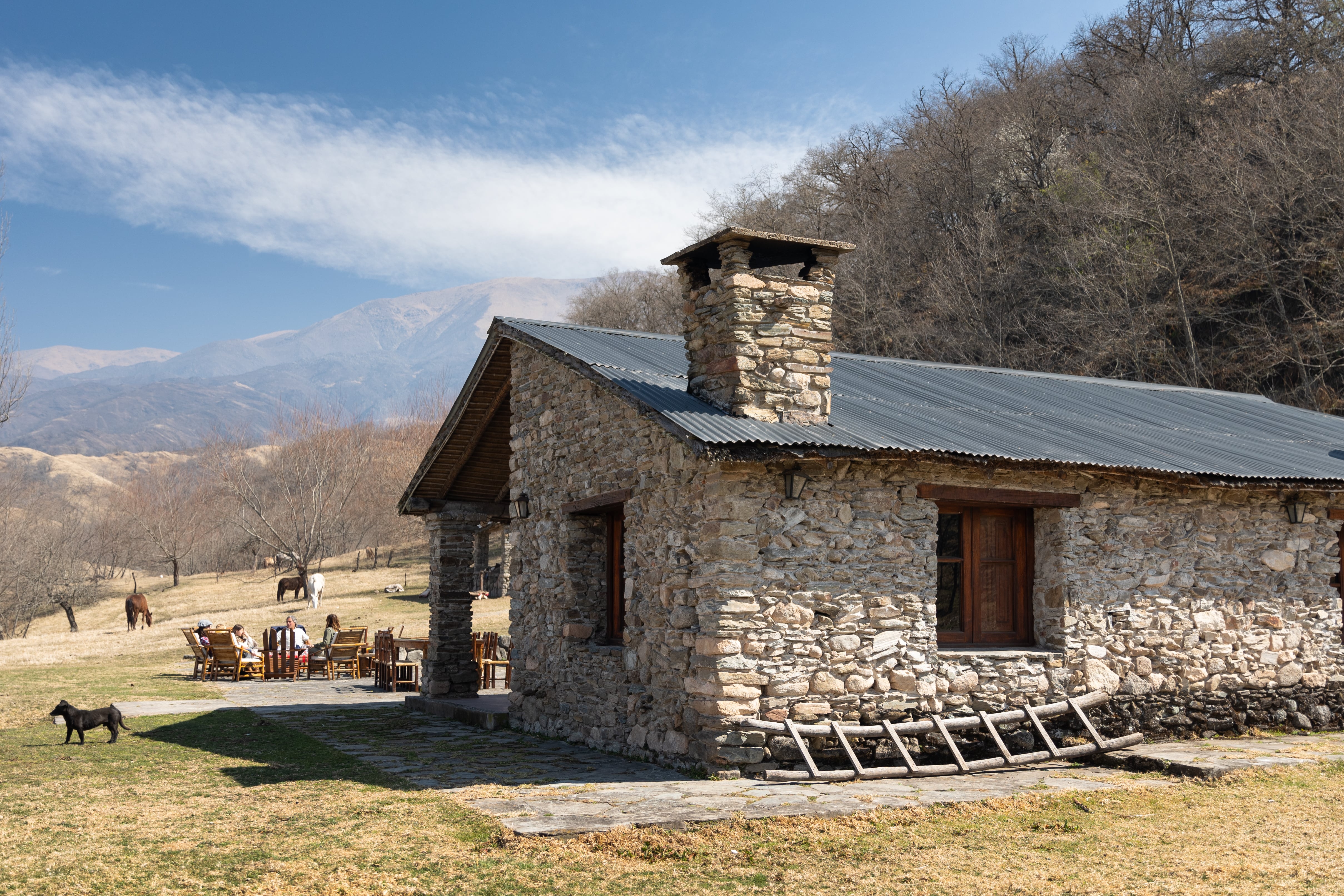 A la posada Las Queñuas se llega después de una intensa cabalgata por los cerros tucumanos.