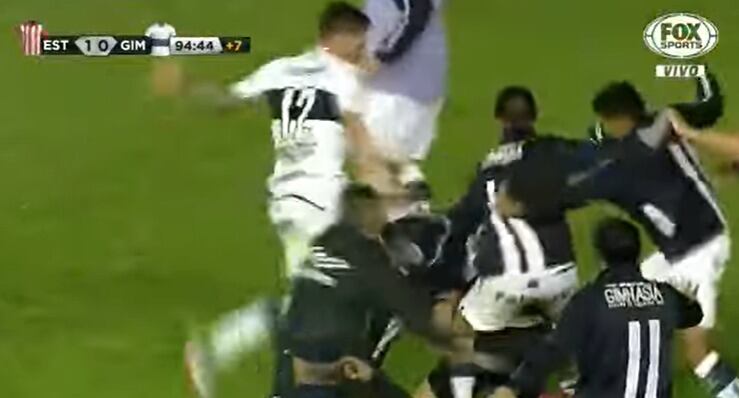 Jugó 300 partidos y marcó 50 goles, pero lo recuerdan por un “patadón” histórico en un clásico: “Me comí una mano y reaccioné”
