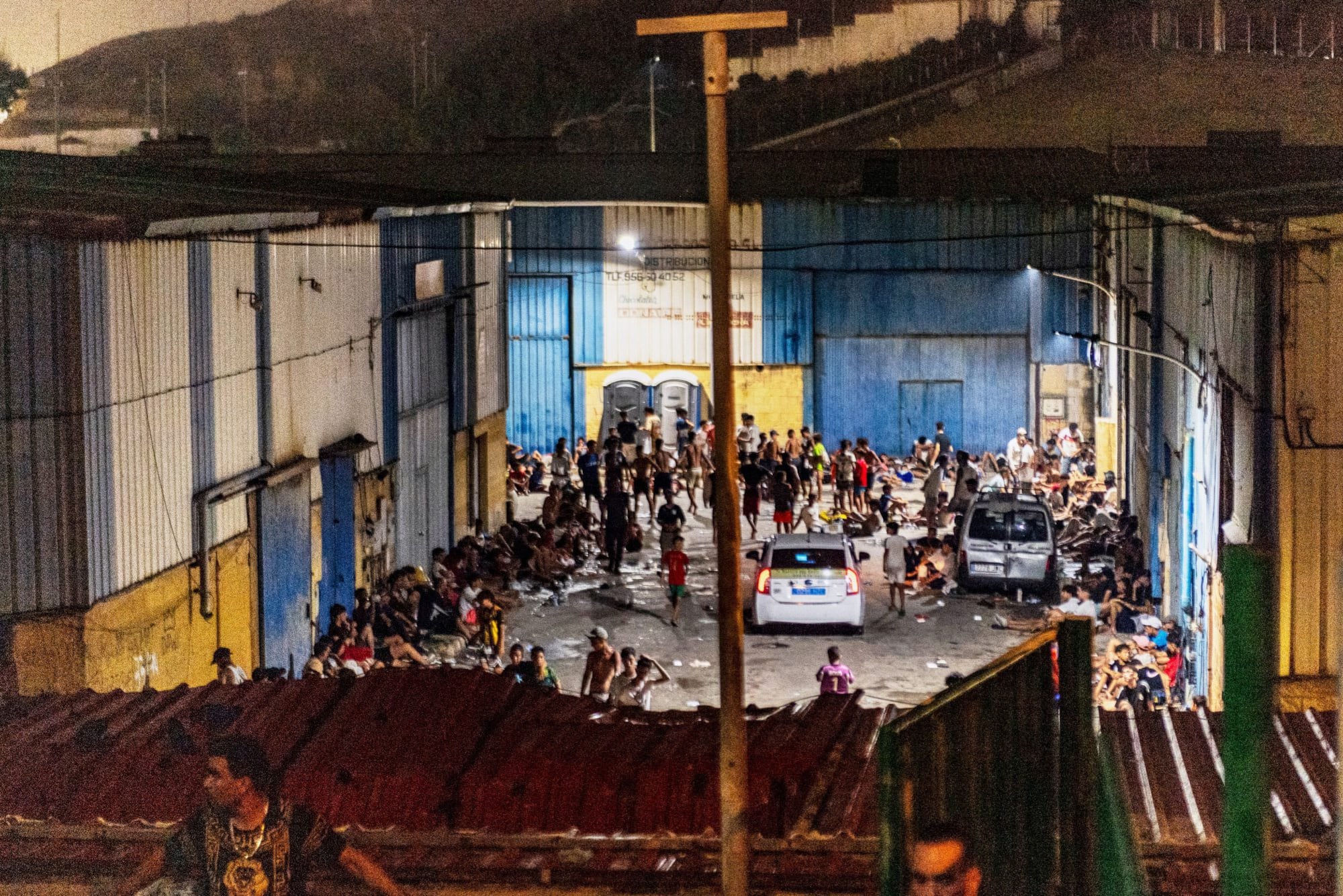 Migrantes marroquíes pasan la noche en la calle tras su llegada a nado a Ceuta