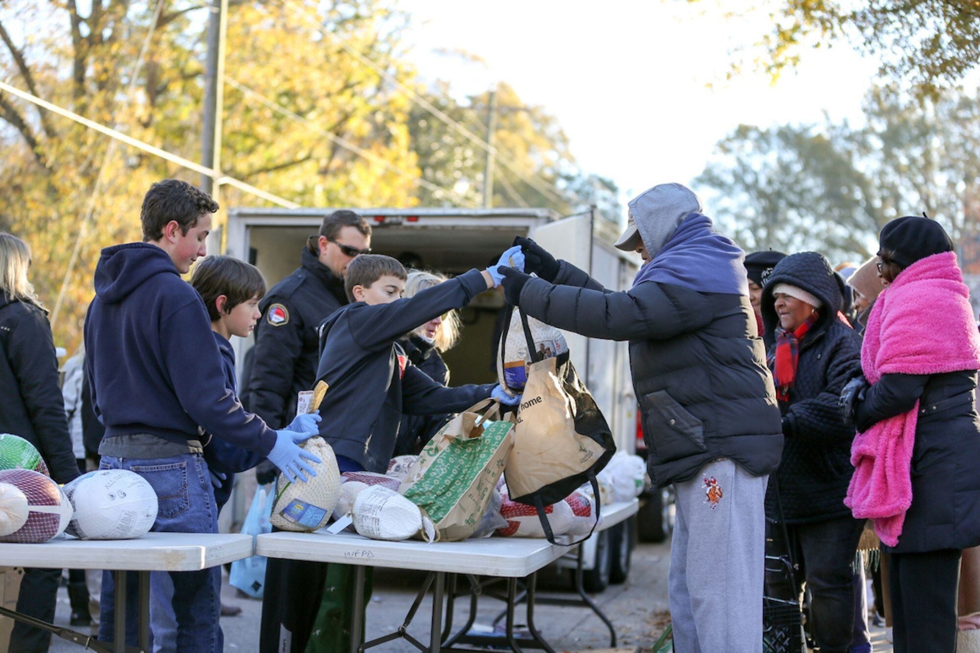 En Carolina del Norte: dónde conseguir cenas y pavos gratis por Thanksgiving en 2025
