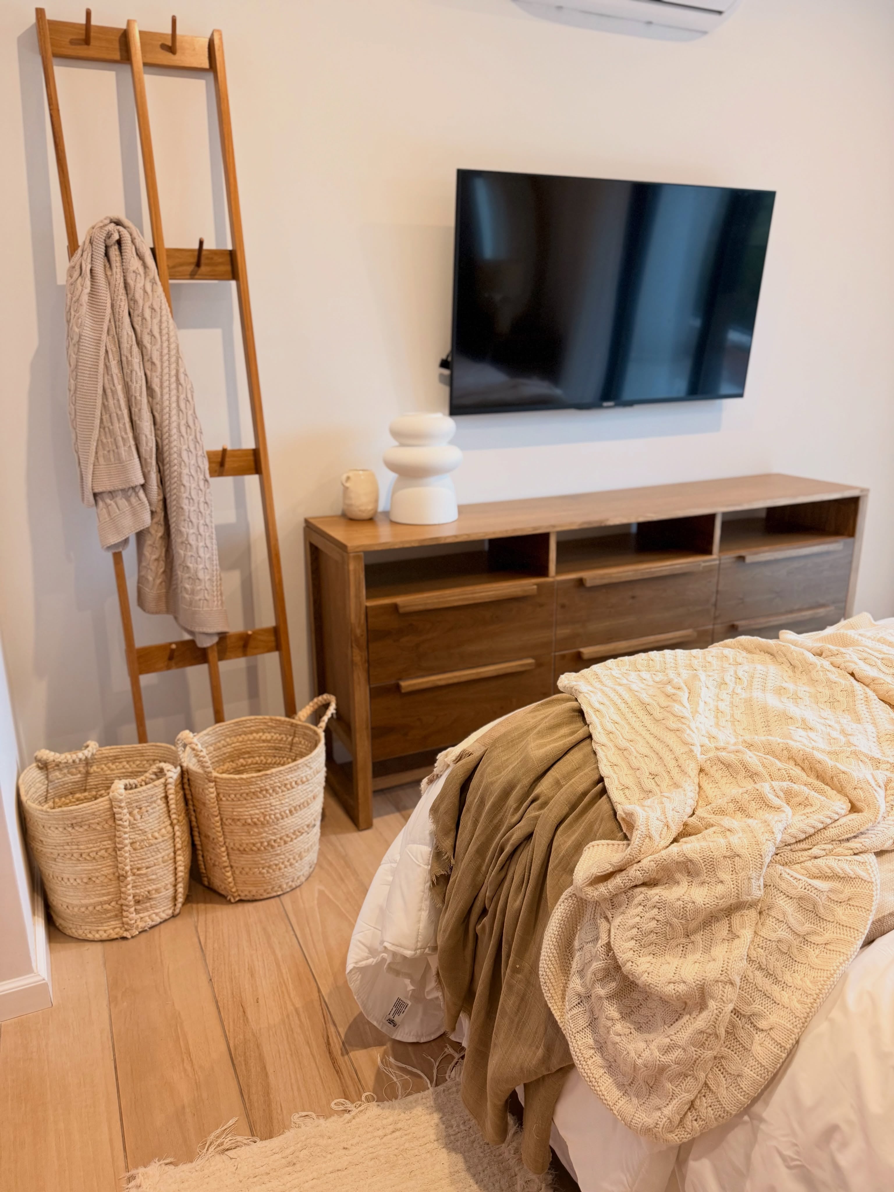 La actriz eligió una estética cálida y nórdica para su vivienda