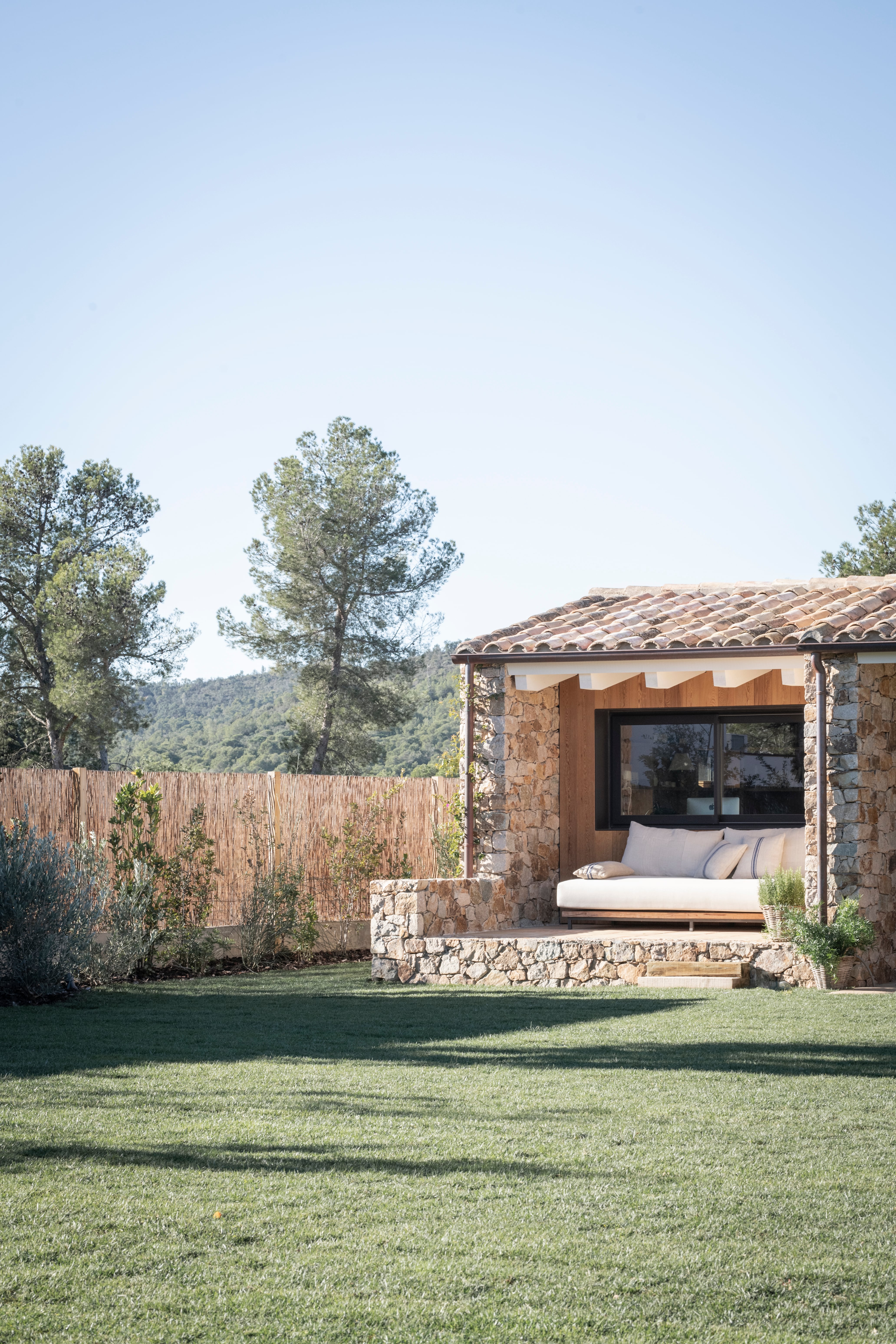 En la galería, se crearon áreas para comer al aire libre, leer o descansar, siempre aprovechando el sol y protegiéndose del viento frío, fuerte y seco que sopla desde el norte en la zona del Empordà y gran parte del noreste de Cataluña.