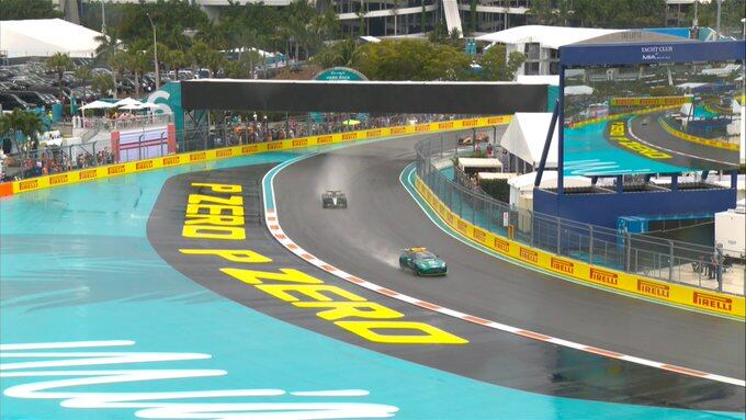 Kimi Antonelli gira detrás del auto de seguridad, en un circuito de Miami con mucha lluvia.