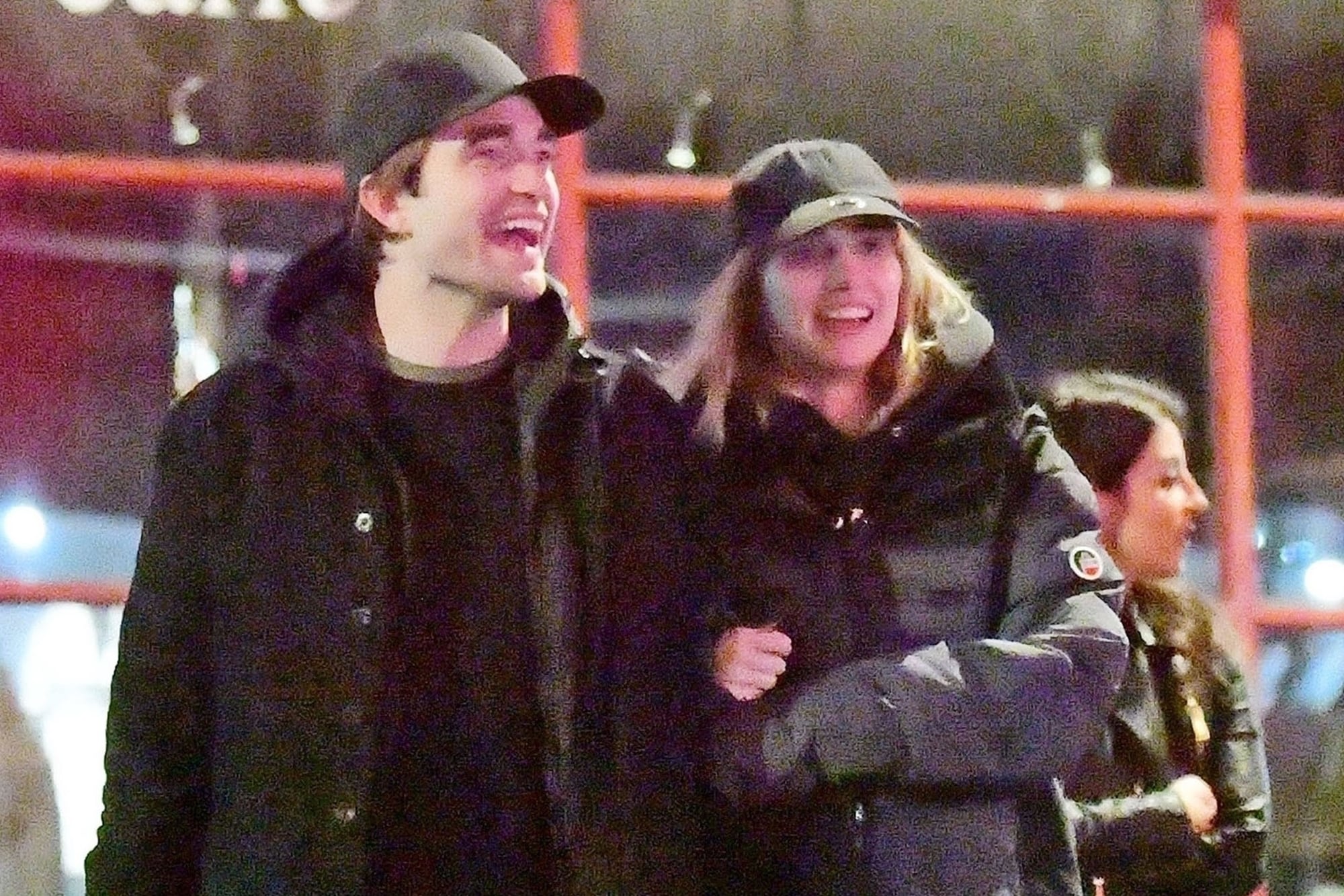 Suki Waterhouse finalmente formalizó con otro actor, el inglés Robert Pattinson