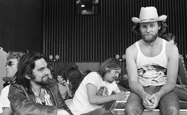 George DiCaprio, a la izquierda, con el escritor de cómics Gilbert Shelton en una convención, California, 1974 (Foto: Clay Geerdes/Getty Images)