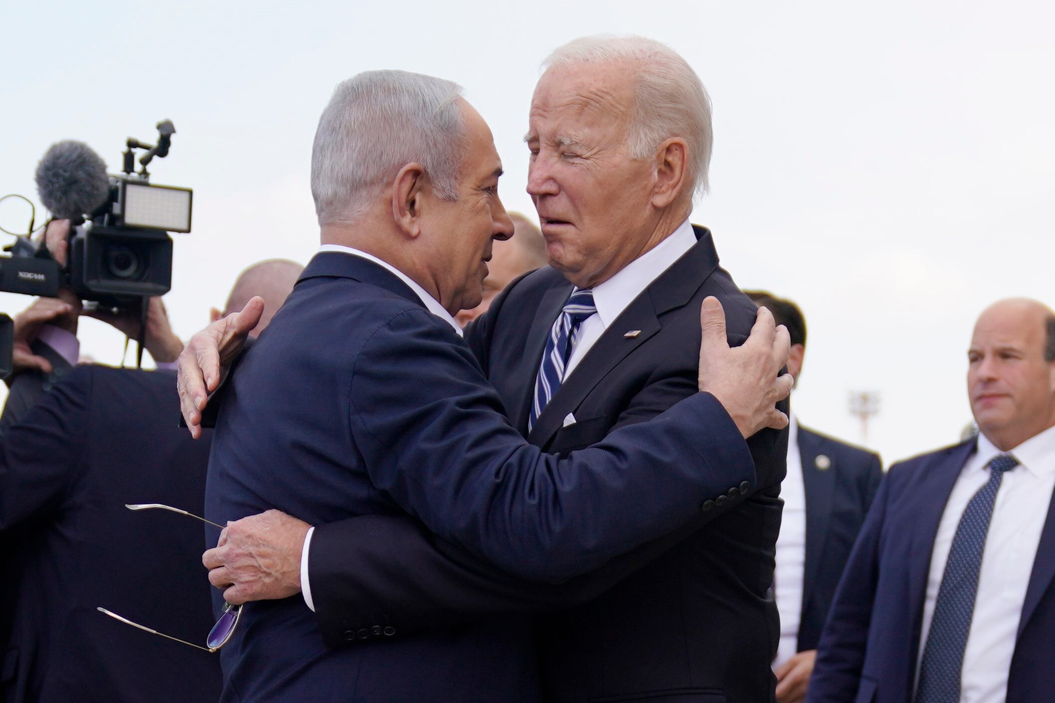 El presidente Joe Biden es recibido por el primer ministro israelí Benjamin Netanyahu tras llegar al aeropuerto internacional Ben Gurion, el 18 de octubre de 2023, en Tel Aviv