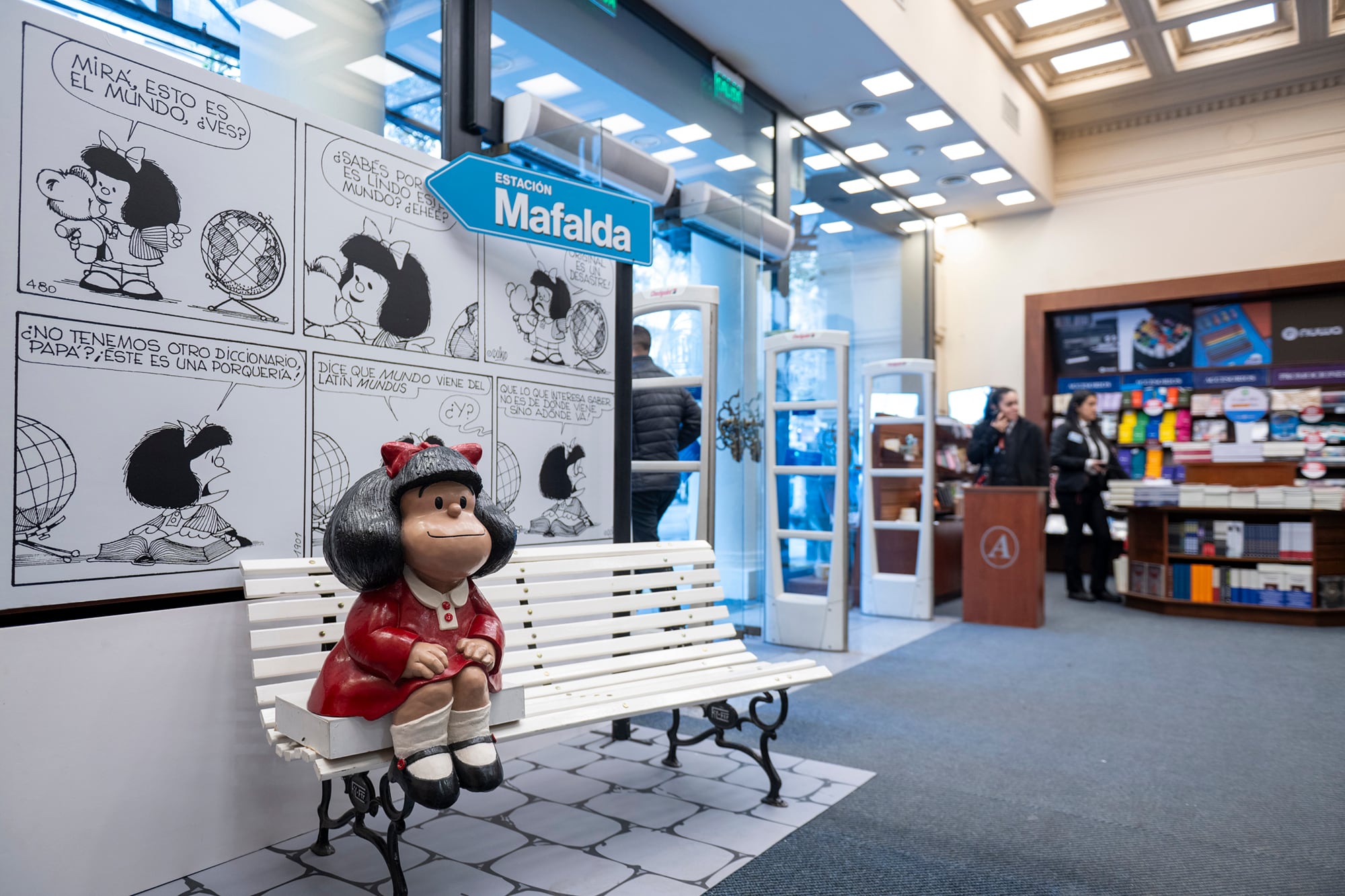 Mafalda recibe al público en la galería El Ateneo Grand Splendid