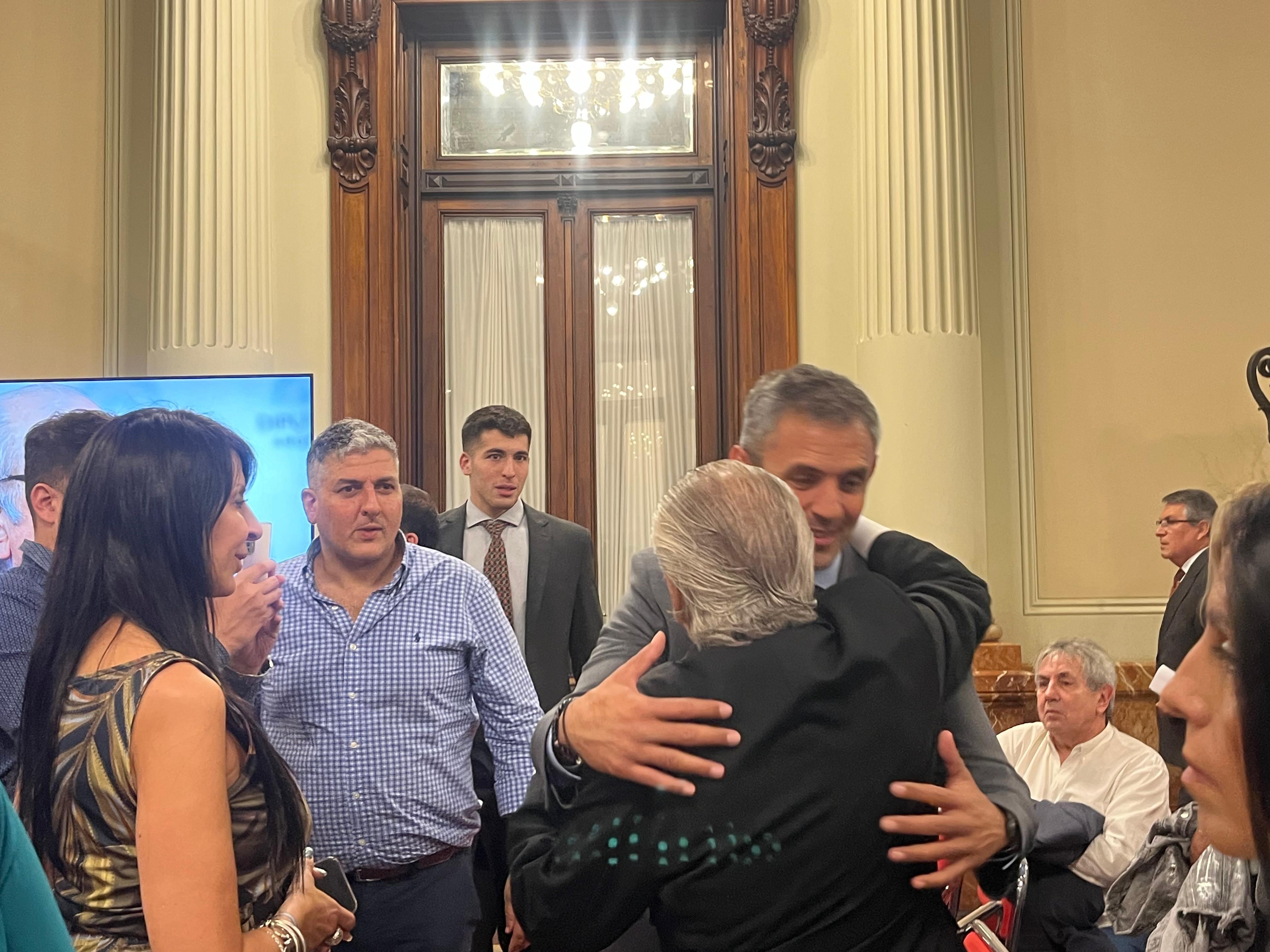 Martín Menem abraza a su padre Eduardo Menem tras el homenaje