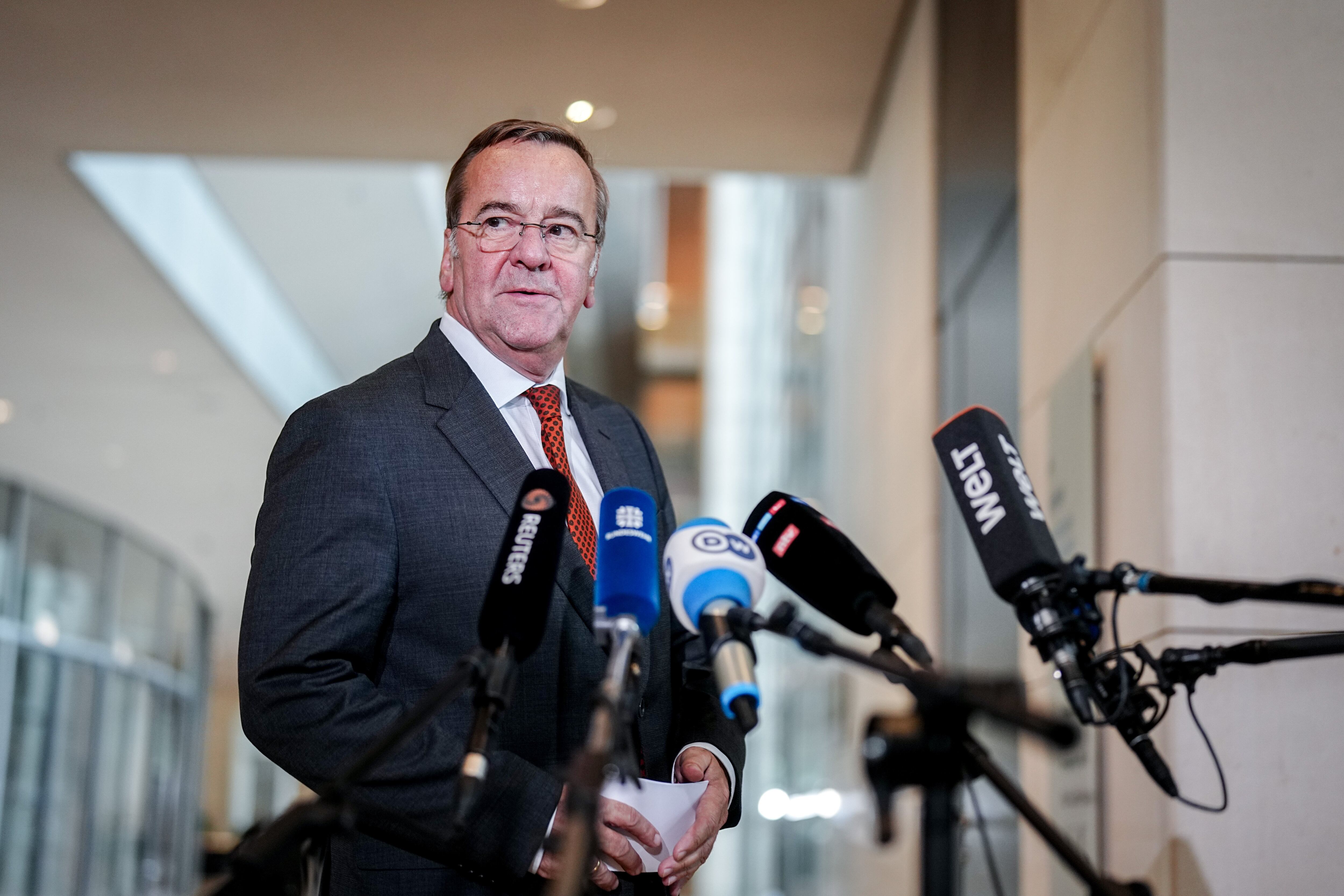 El ministro de Defensa alemán, Boris Pistorius, brinda una conferencia de prensa en Berlín