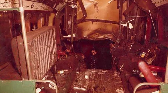 El primer vagón quedó comprimido a menos de la mitad de su tamaño