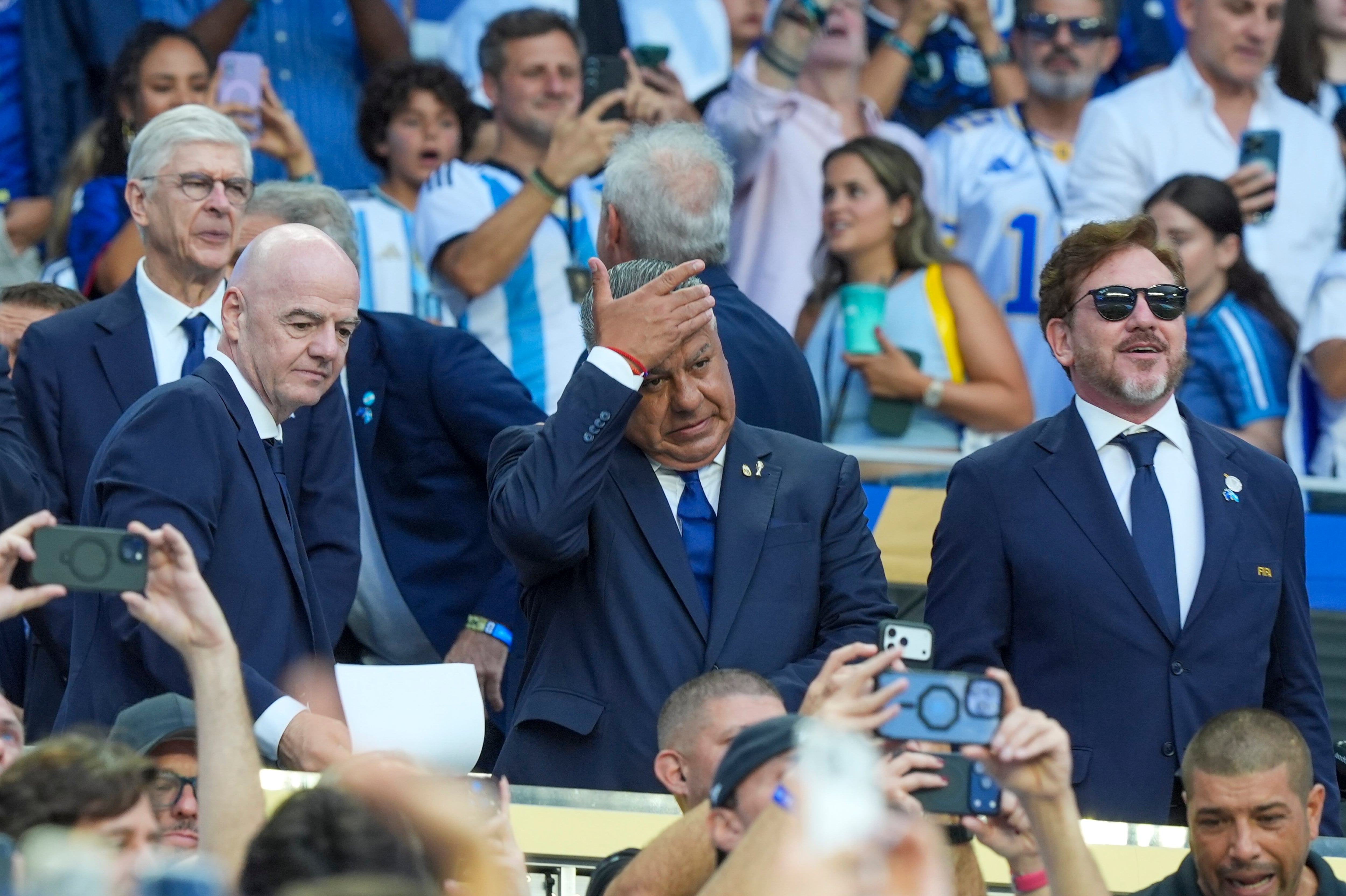 Gianni Infantino, Claudio Tapia y Alejandro Domínguez mirando el partido