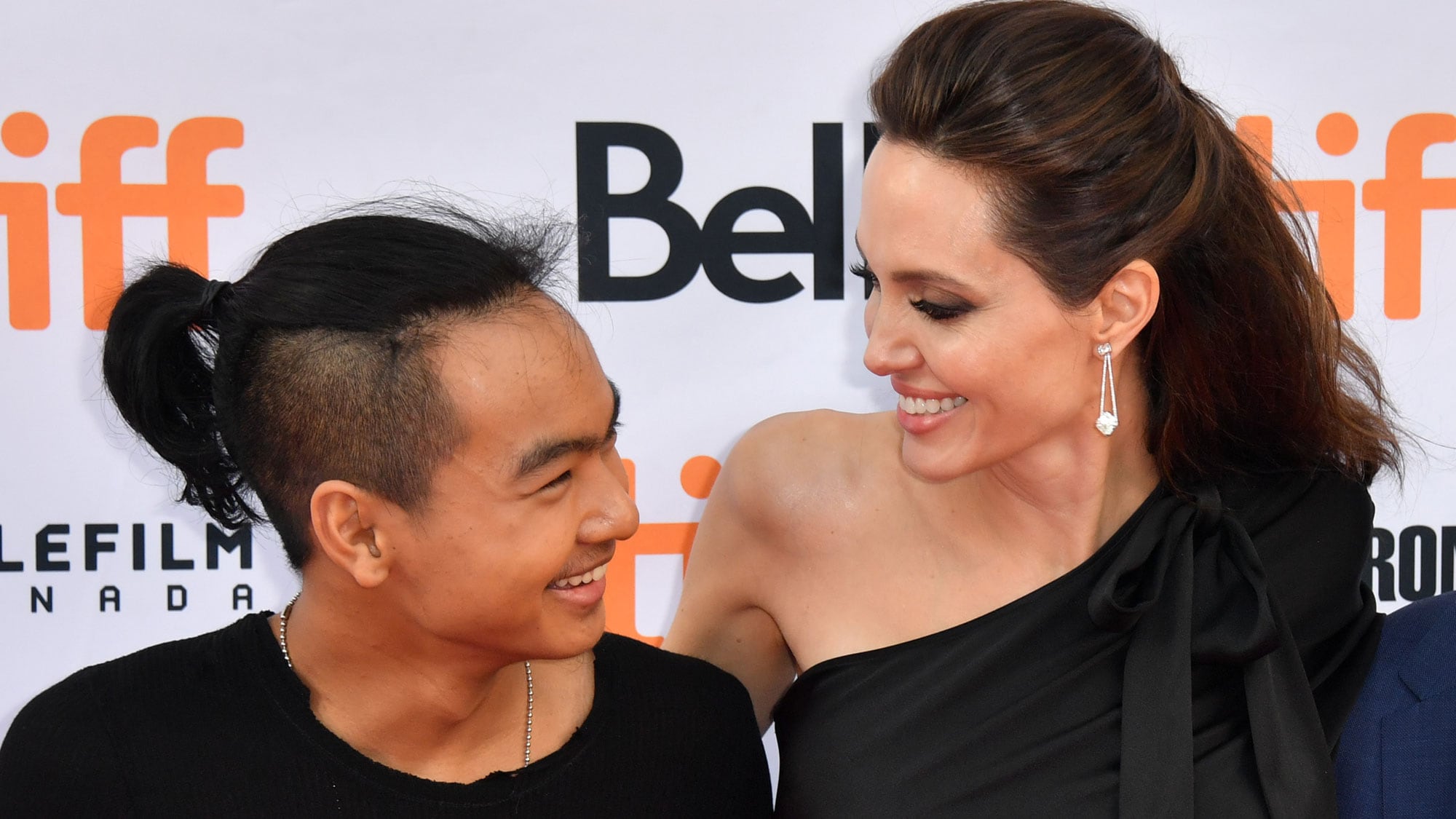 Maddox, hijo de Angelina Jolie y Brad Pitt, es el último en renunciar públicamente al apellido de su padre