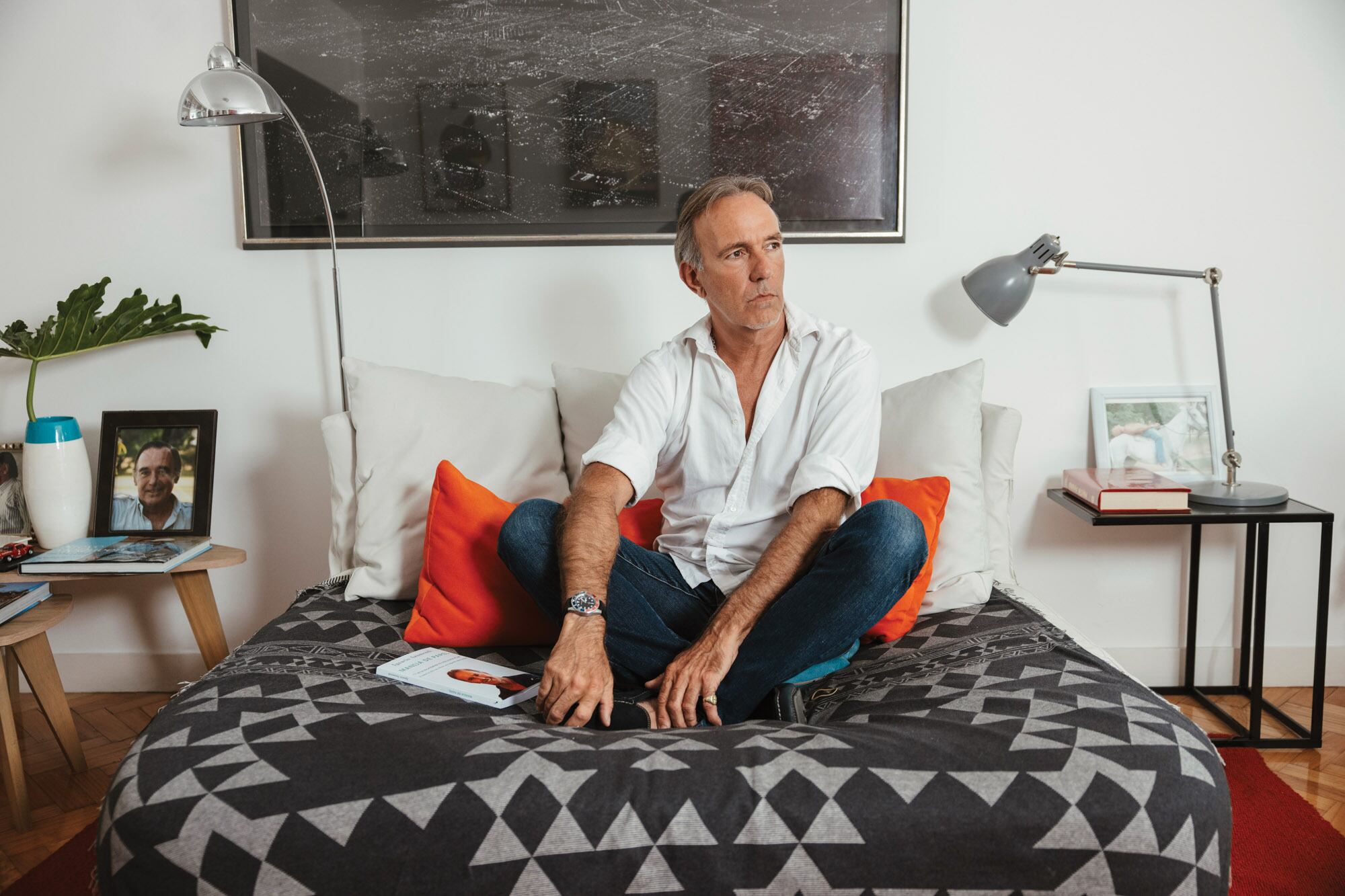 Con su libro, Manija de papel (Galáctica Ediciones), donde narra su historia. “Quise dar un mensaje de esperanza a la gente que no la está pasando bien, que sirva a quienes no sepan por dónde empezar a pedir ayuda”, dice.