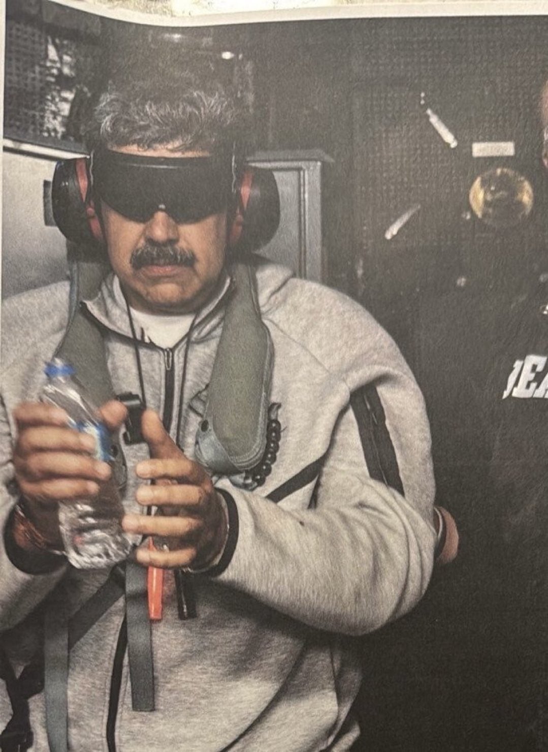 Tras su captura, Donald Trump compartió una imagen de Nicolás Maduro esposado