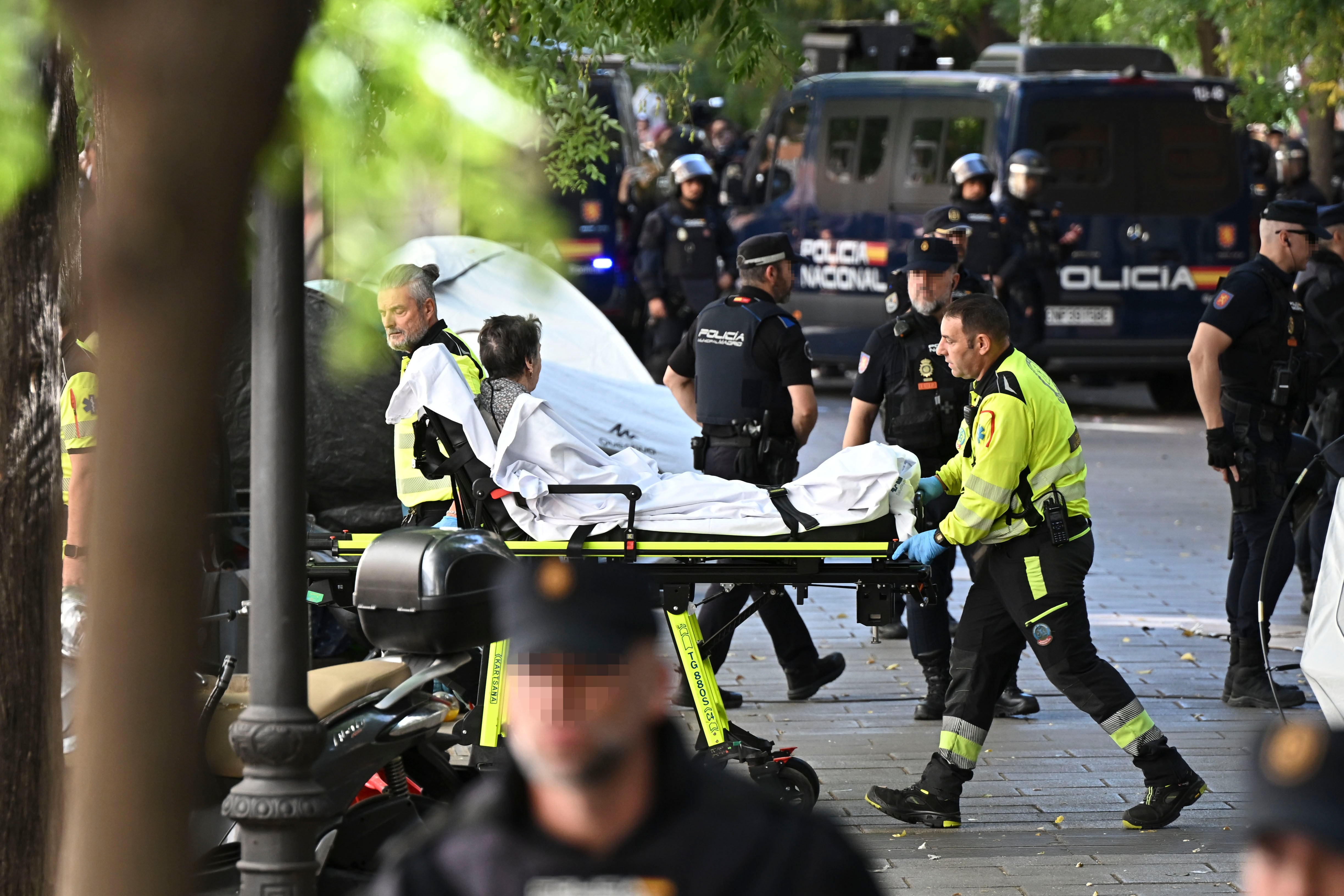 Maricarmen, una mujer de 87 años, tras ser desalojada el miércoles de su vivienda en la calle del Alcalde Sainz de Baranda, en el madrileño distrito de Retiro