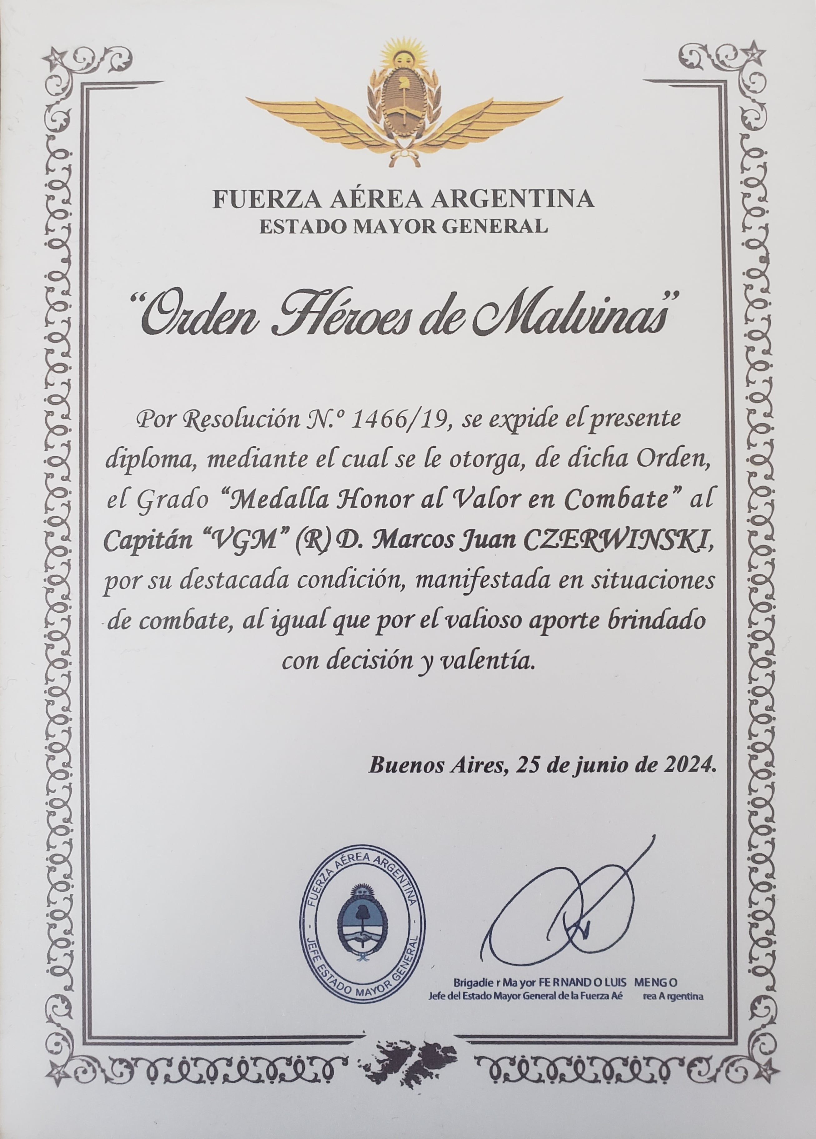 La Medalla de “Honor al valor en combate” otorgada al Capitán Marcos Juan Czerwinski VGM emitida por el Estado Mayor de la Fuerza Aerea Argentina.
