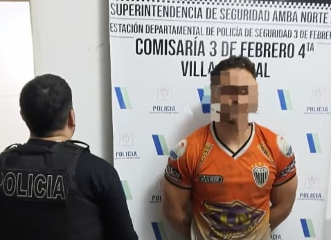 El exfutbolista fue acusado de robarle el arma a un policía