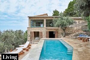 Una construcción antigua en piedra se actualizó con enormes ventanales de vidrio repartido