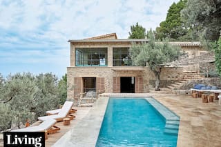 Una construcción antigua en piedra se actualizó con enormes ventanales de vidrio repartido