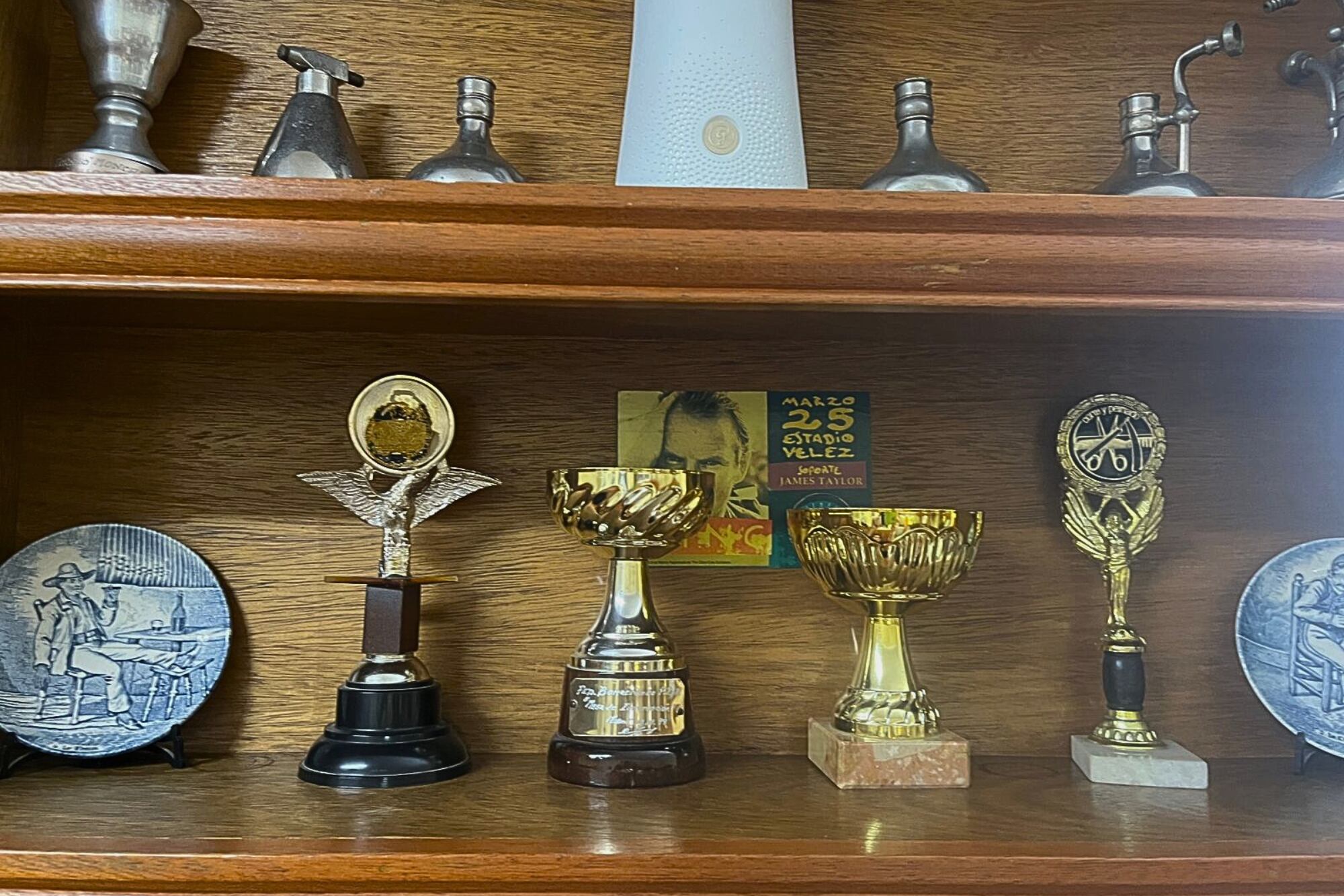 Algunos de los trofeos y reconocimientos que recibió Lionetti por competencias y congresos de peluquería. Siempre se modernizó según la tendencia