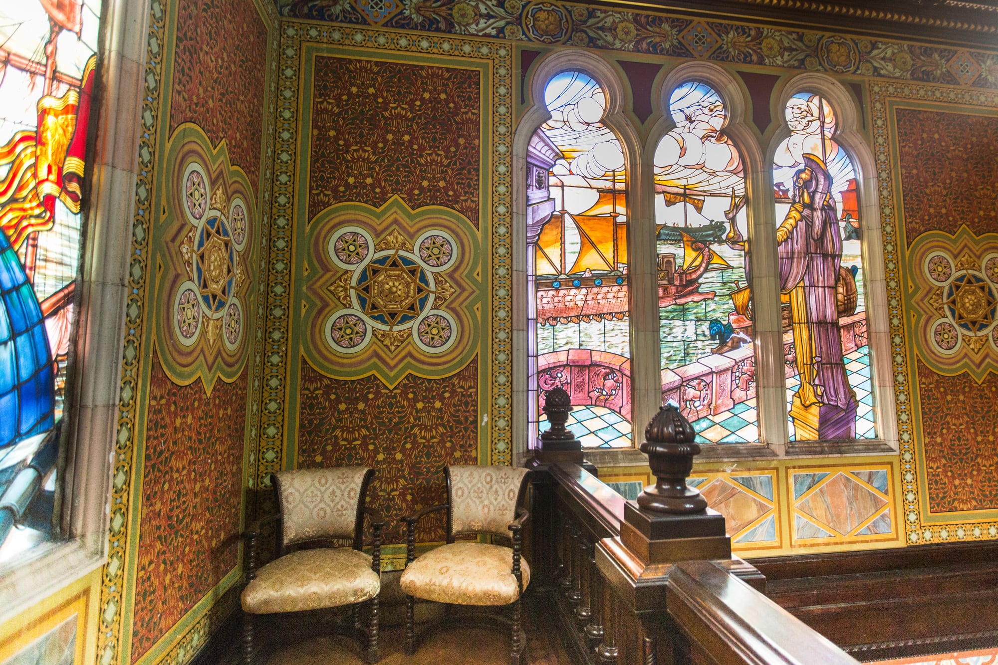 Los vitraux representan el puerto de Venecia y de Ostia