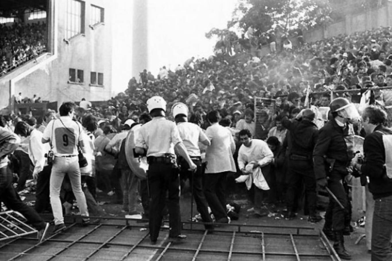 La gente desesperaba saltaba al campo de juego o caía en él, y era pisoteada por los que venían detrás, aquella tarde nefaste en el estadio de Heysel
