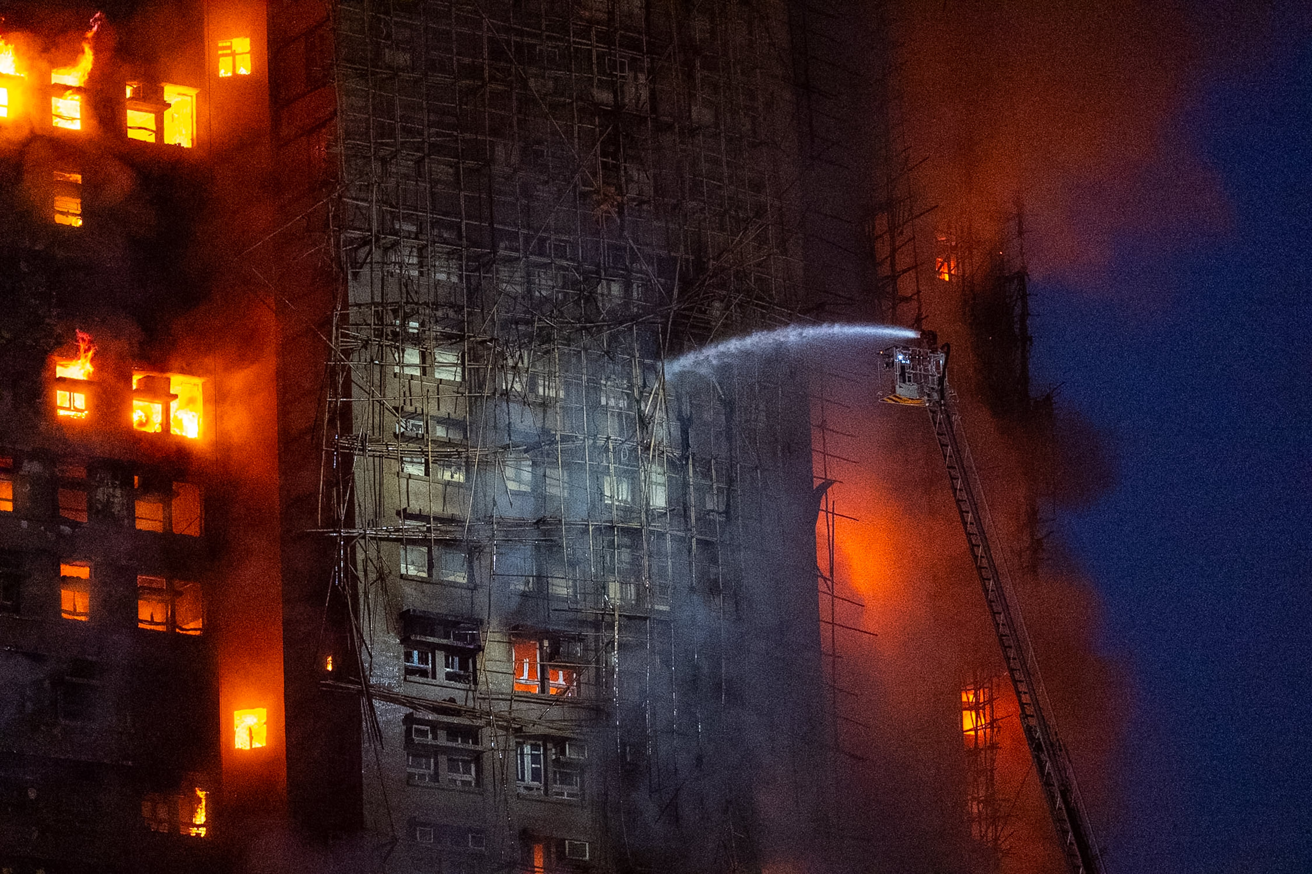 Devastador incendio en Hong Kong: 75 muertos, un rescate increíble y la búsqueda de sobrevivientes