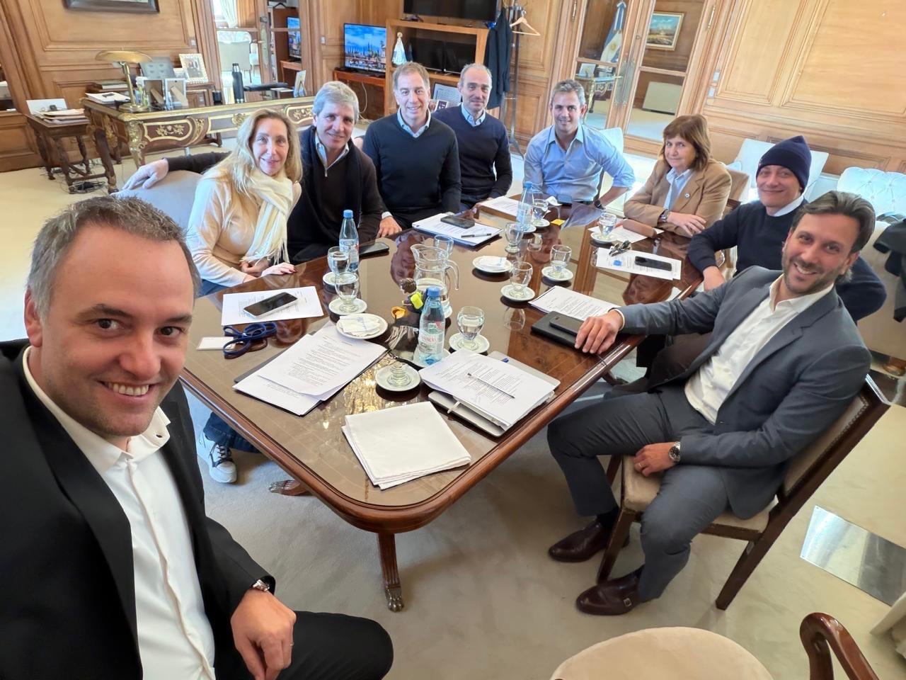 La mesa política libertaria: Adorni, Karina Milei, Luis Caputo, Santilli, Eduardo y Martín Menem, Patricia Bullrich, Santiago Caputo e Ignacio Devit