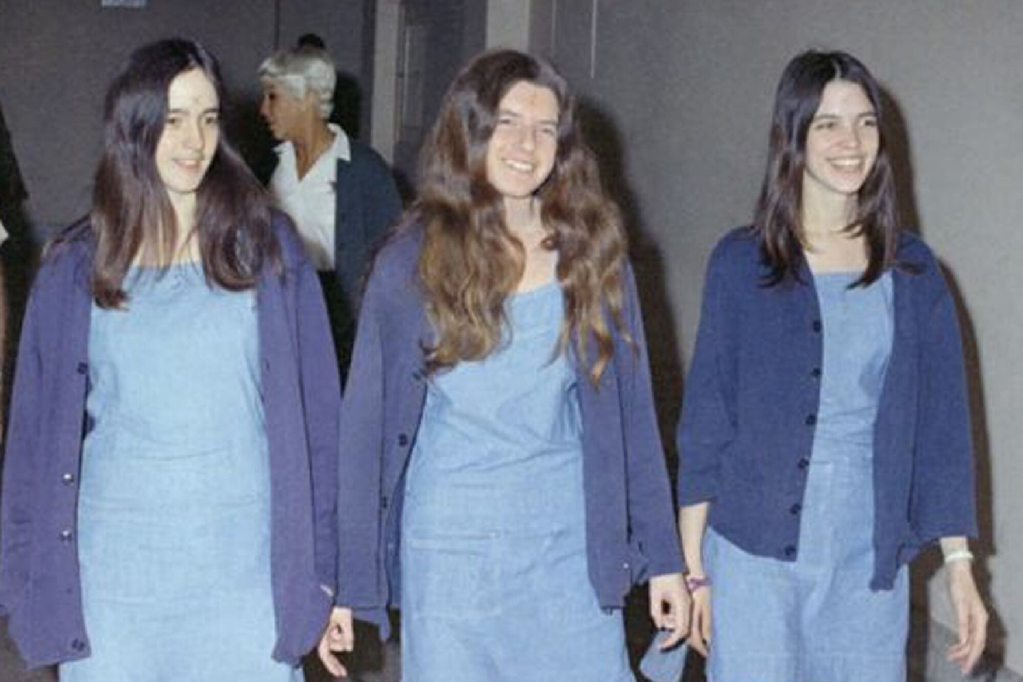 Foto tomada en tribunales, donde se ve a Patricia Krenwinkel (centro) junto a dos miembros más de la familia Manson, Susan Atkins (izquierda) y Leslie Van Houten (derecha)