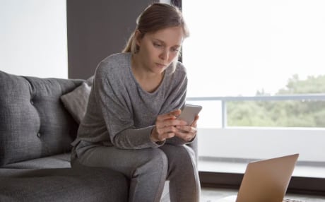 Reducir el uso del celular puede ser complicado debido a las constantes notificaciones y estímulos que ofrecen estos dispositivos