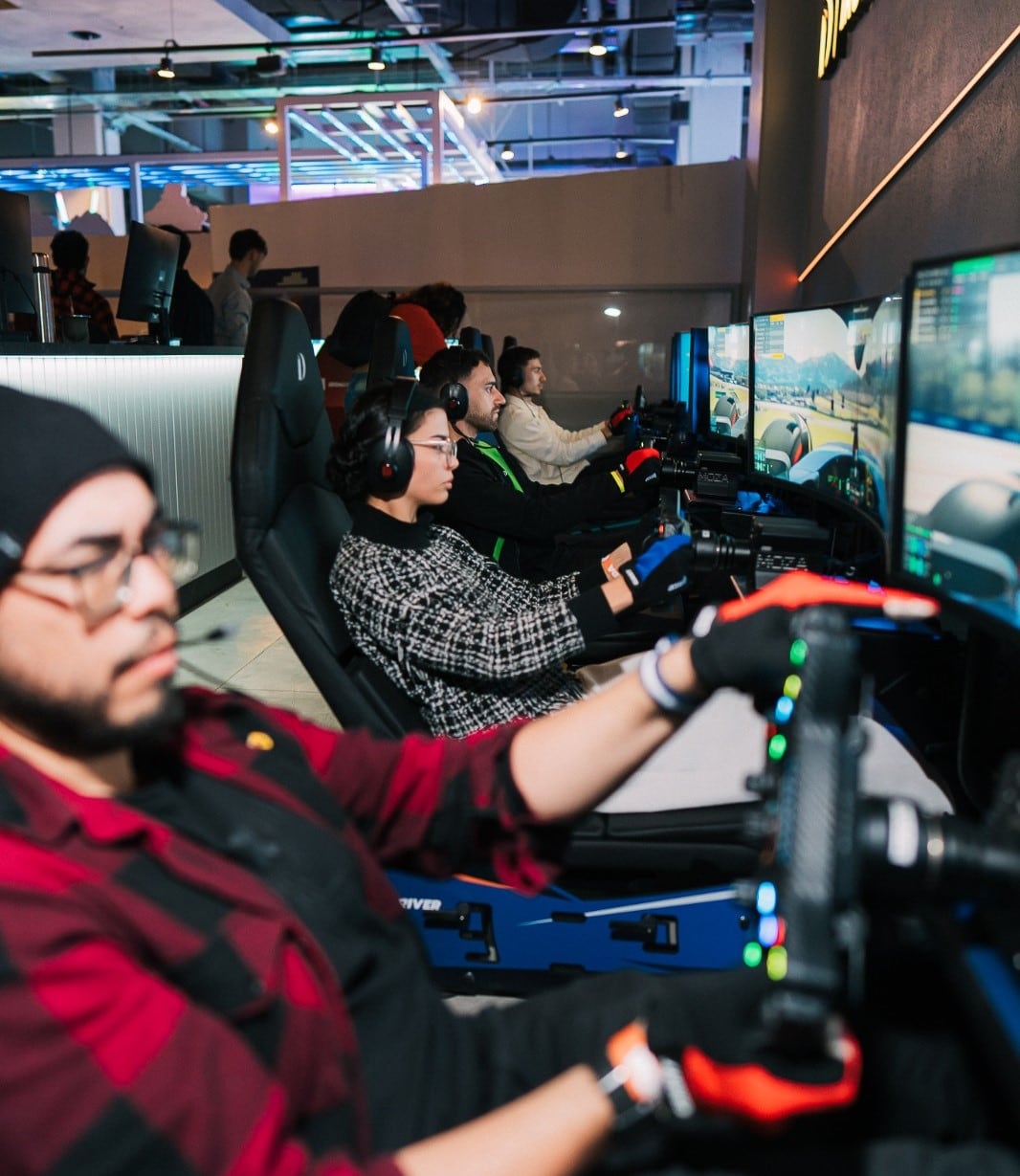 En los simuladores, los fans siguen los circuitos y tratan de replicar lo que Colapinto hace en las carreras