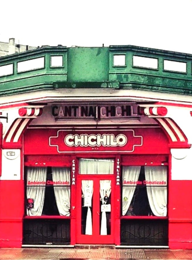 La fachada, con los colores de Italia