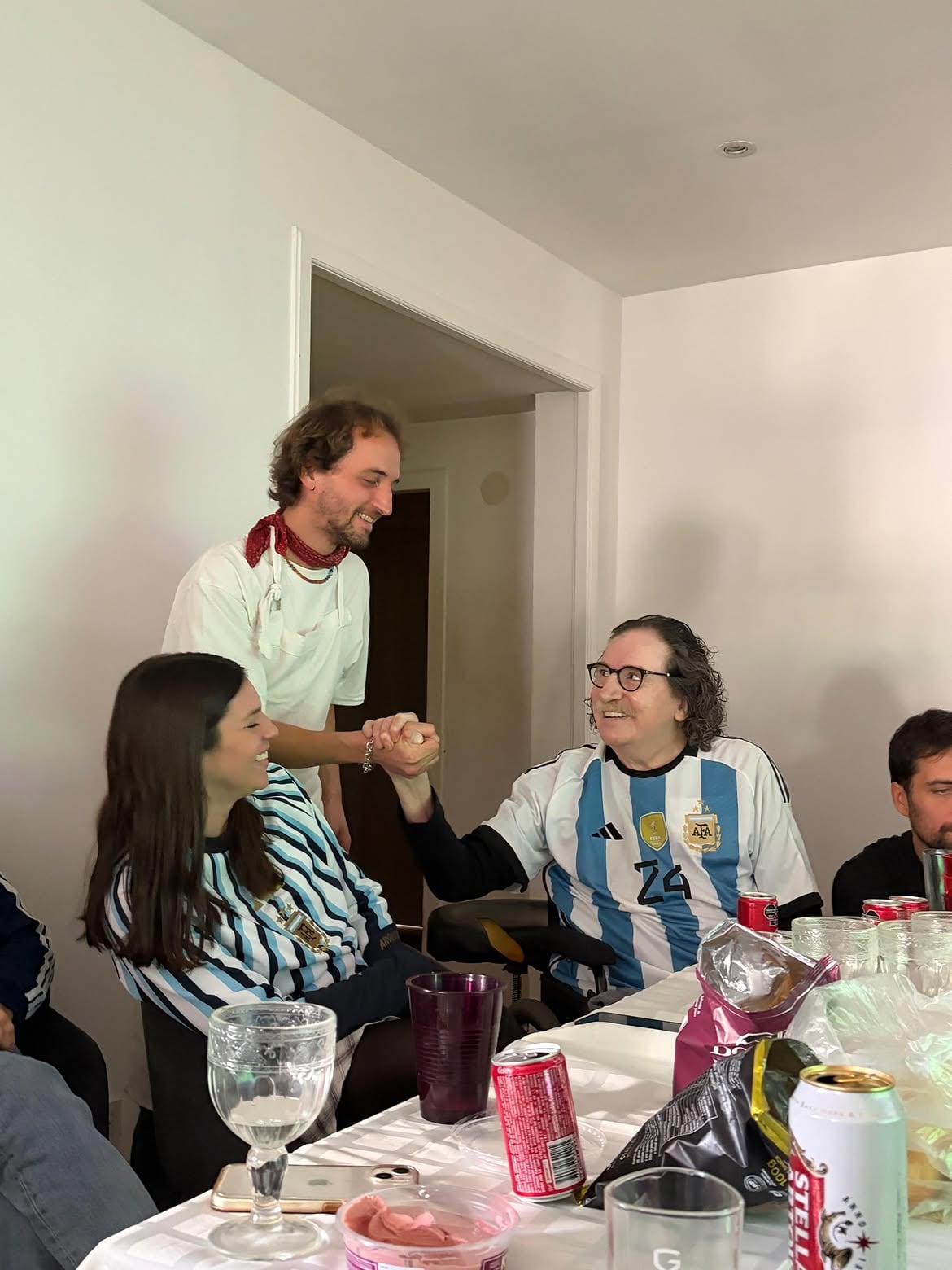 Charly García dedica un gesto de agradecimiento a Andrés Balaciano durante la comida