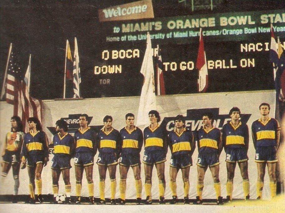 Los jugadores de Boca, durante la presentación de las formaciones antes del partido; el equipo no usó publicidad en la camiseta porque su auspiciante era competidor del patrocinador de la competencia, y la organización resarció al club argentino con 10.000 dólares.