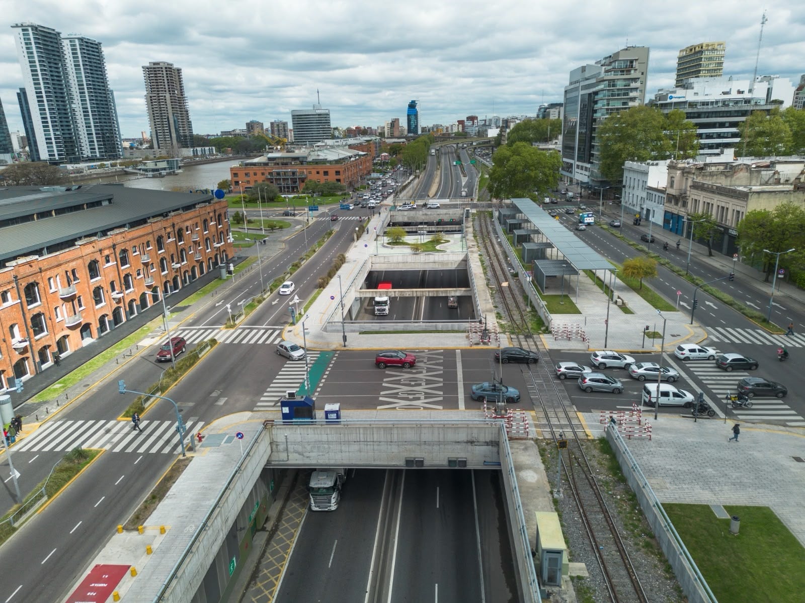 La Ciudad pondrá a prueba un cambio en una de sus principales autopistas: qué vehículos podrán usarla