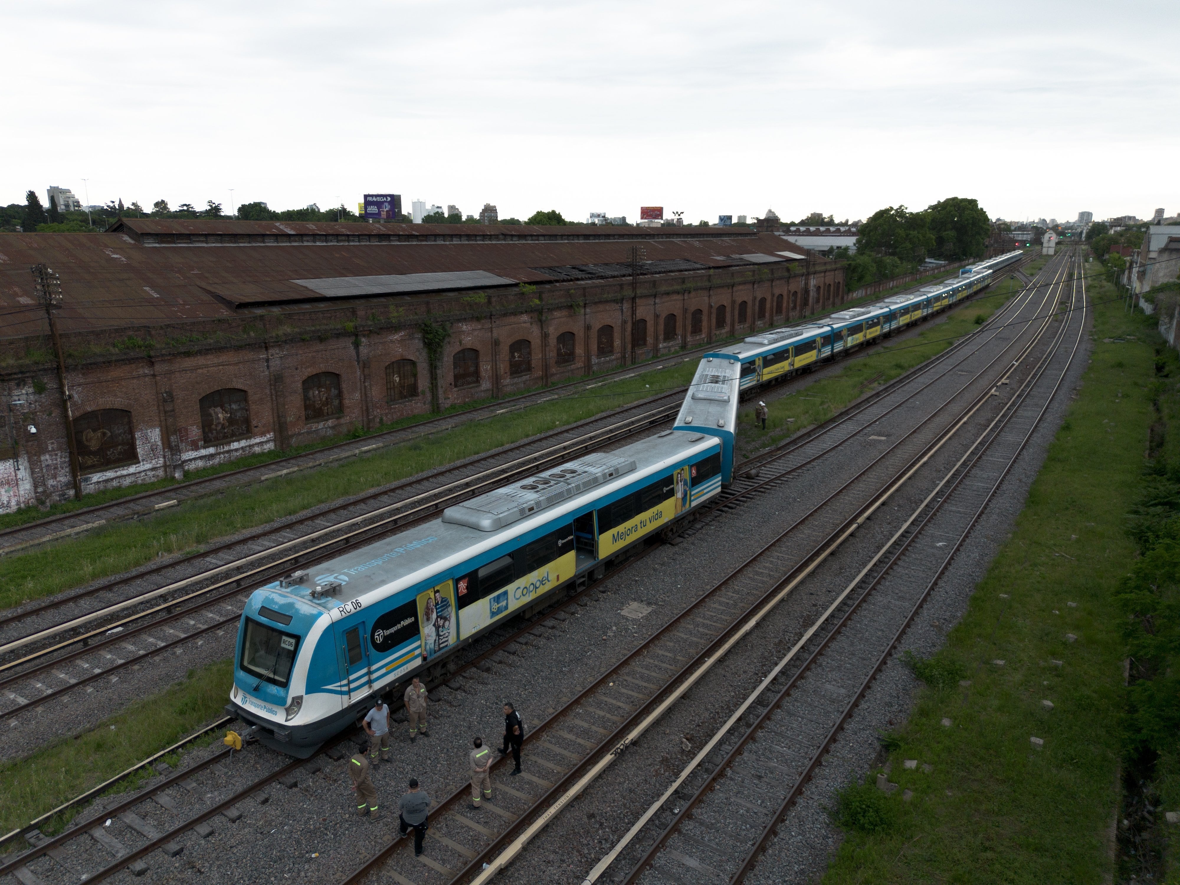 Vista del tren descarrilado