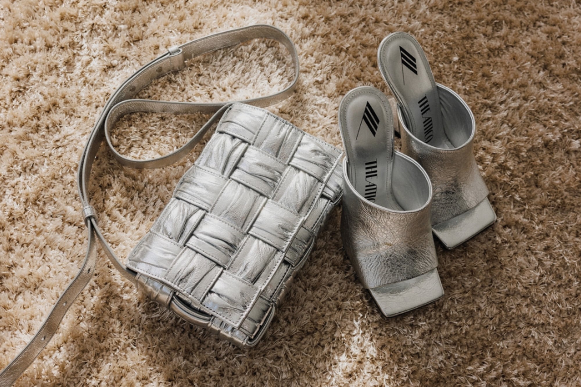 Cartera Bottega Veneta: 1259 euros. Sandalias The Attico: 200 euros