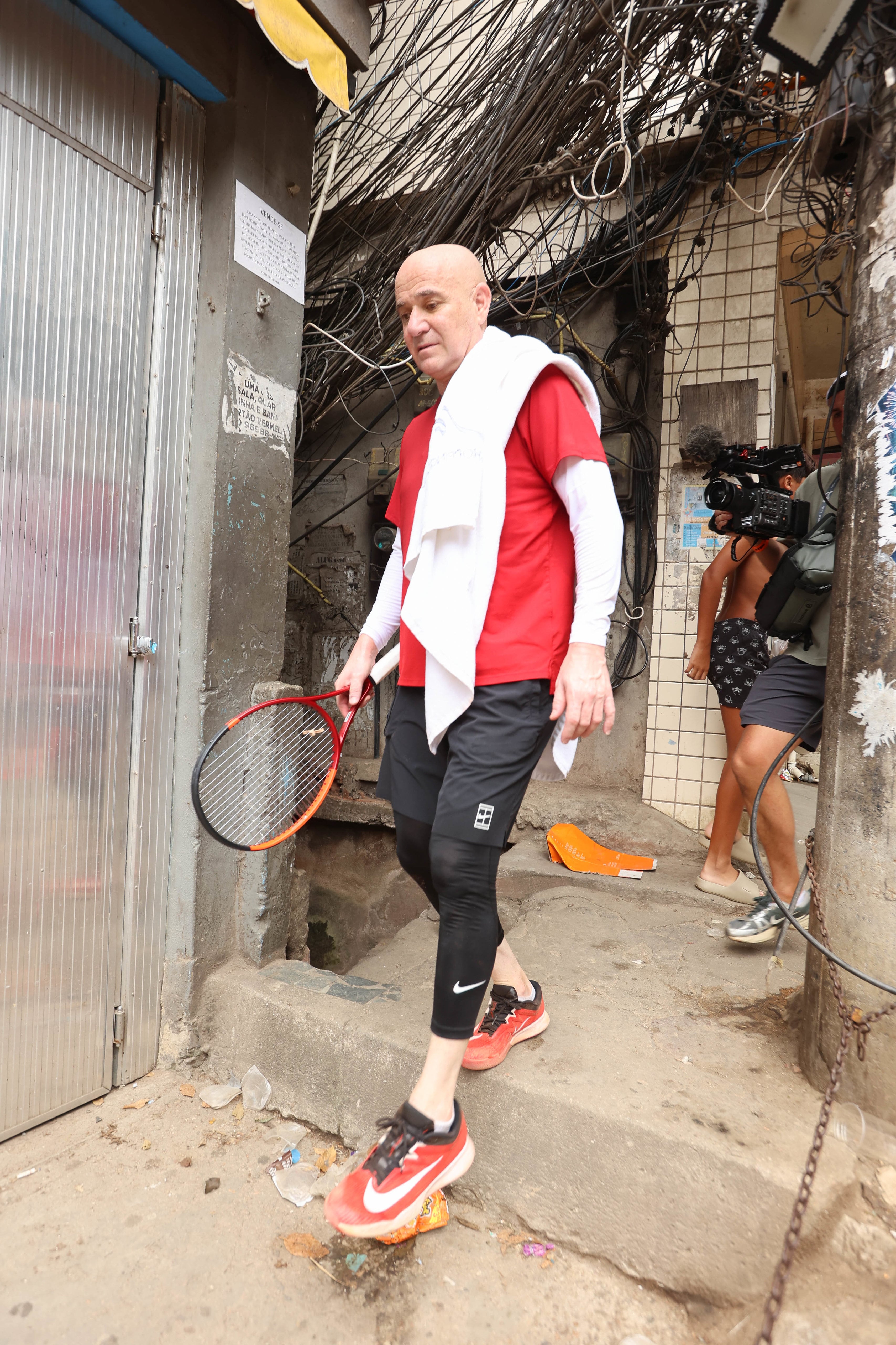 Andre Agassi en los pasillos de la popular favela Rocinha