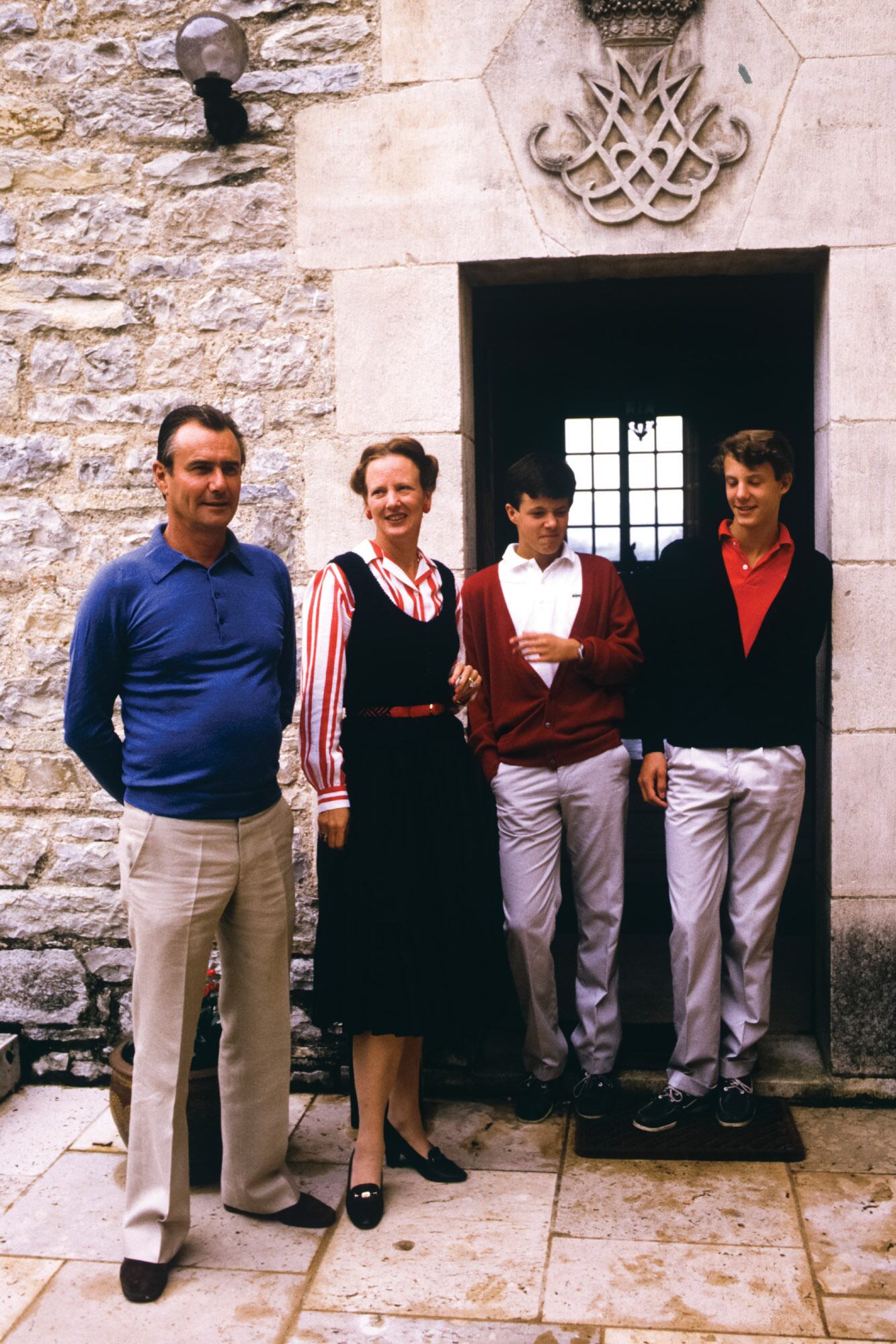 Henrik y Margarita con sus jóvenes hijos, Federico y Joaquín, durante unas vacaciones en la finca, en 1984