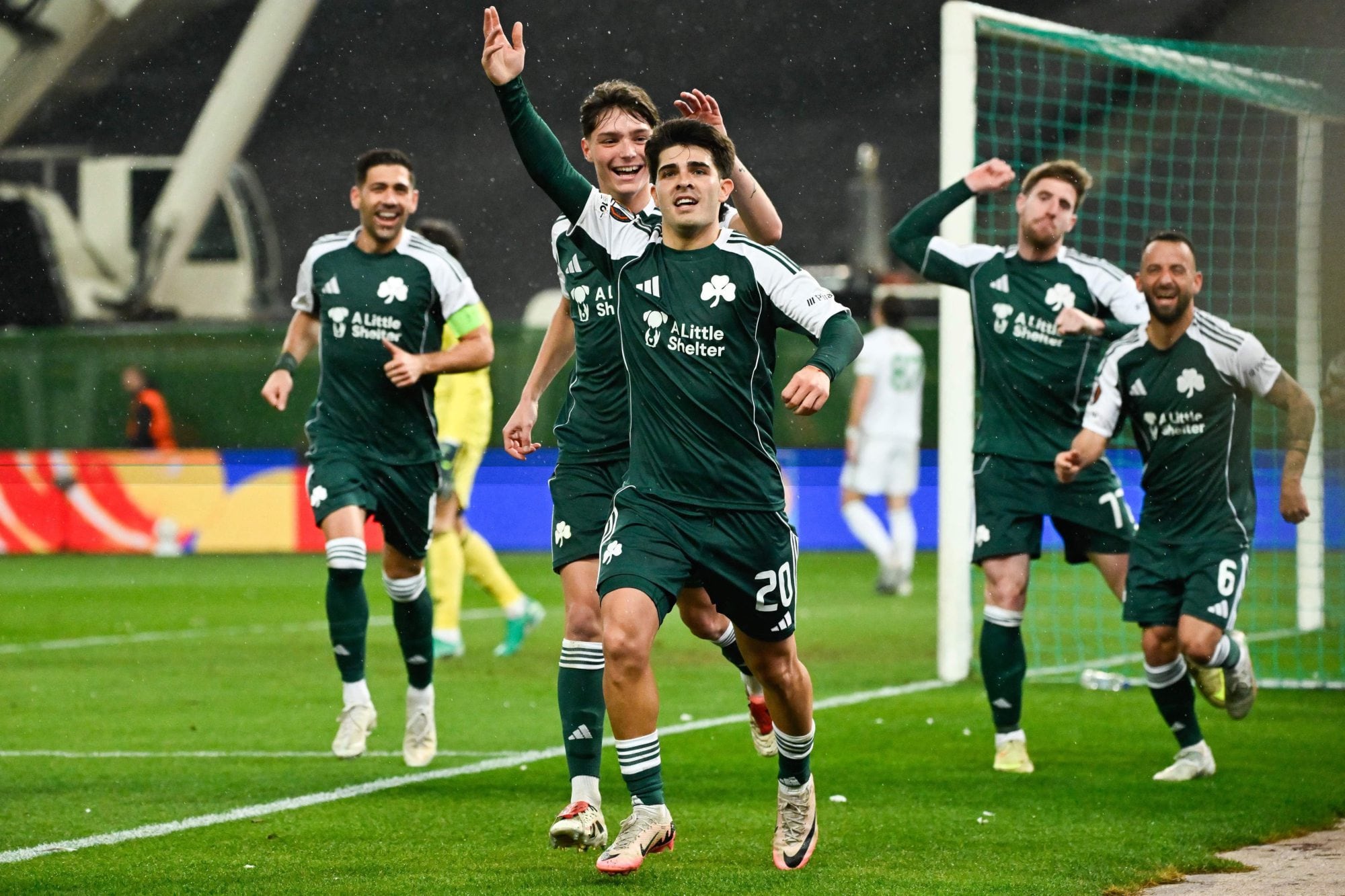 El festejo de Vicente Taborda, tras marcar el gol en el 1-1 ante Roma en el estadio Olímpico de Atenas