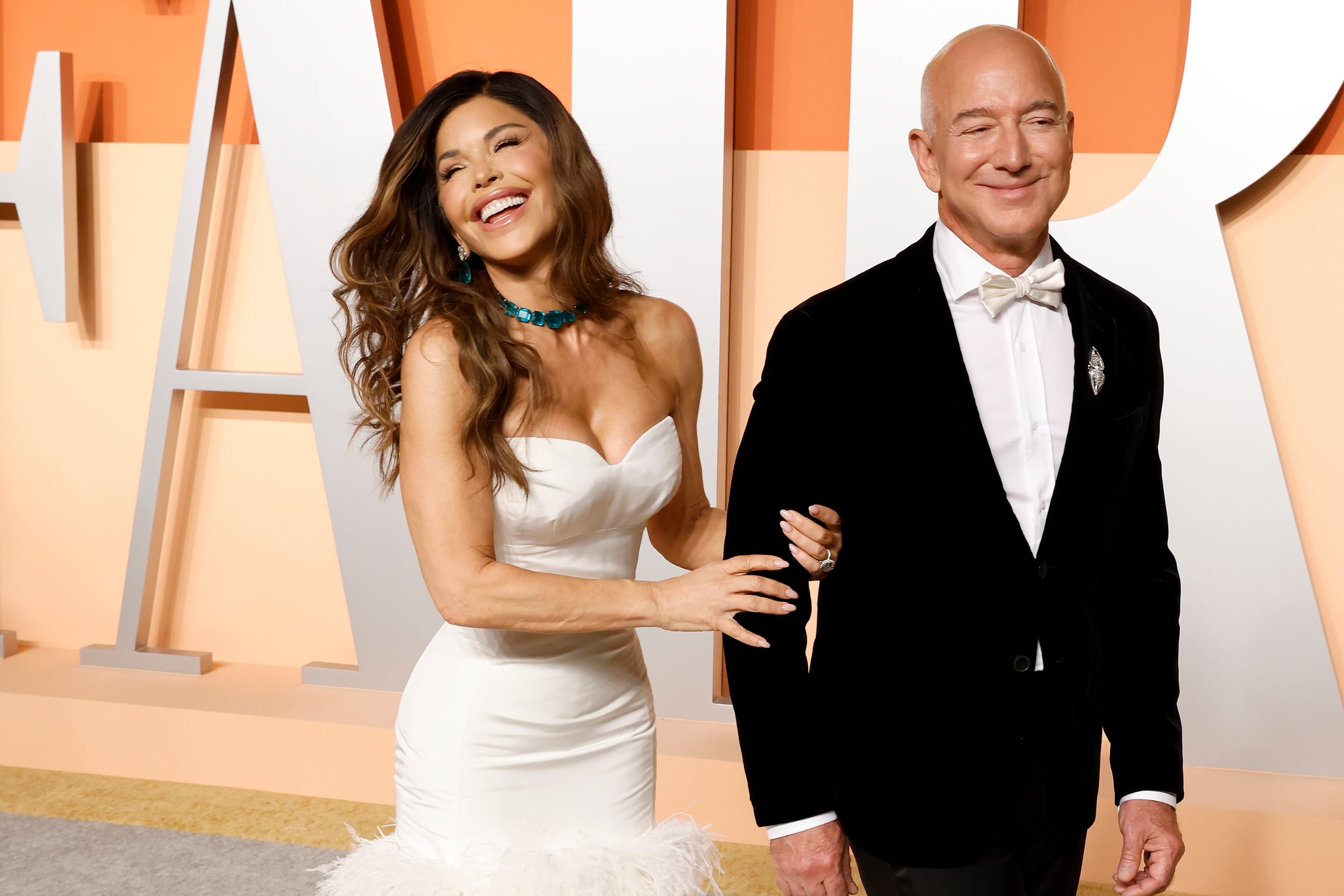 Jeff Bezos y Lauren Sanchez en la fiesta posterior a los Oscars en Beverly Hills