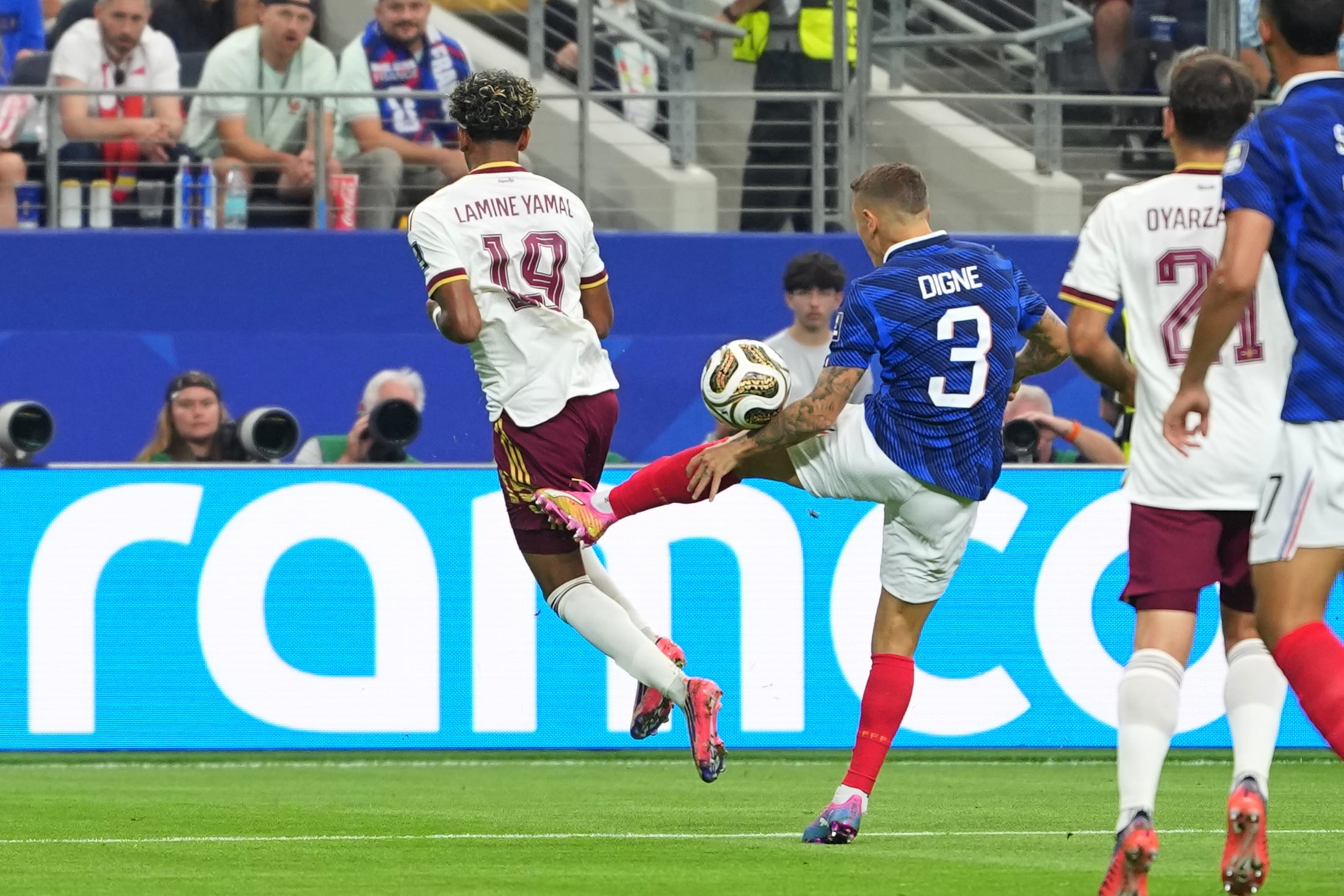 Lucas Digne, de Francia, patea a Lamine Yamal, de España, en la semifinal de la Copa del Mundo, el martes 14 de julio de 2026 en Arlington, Texas