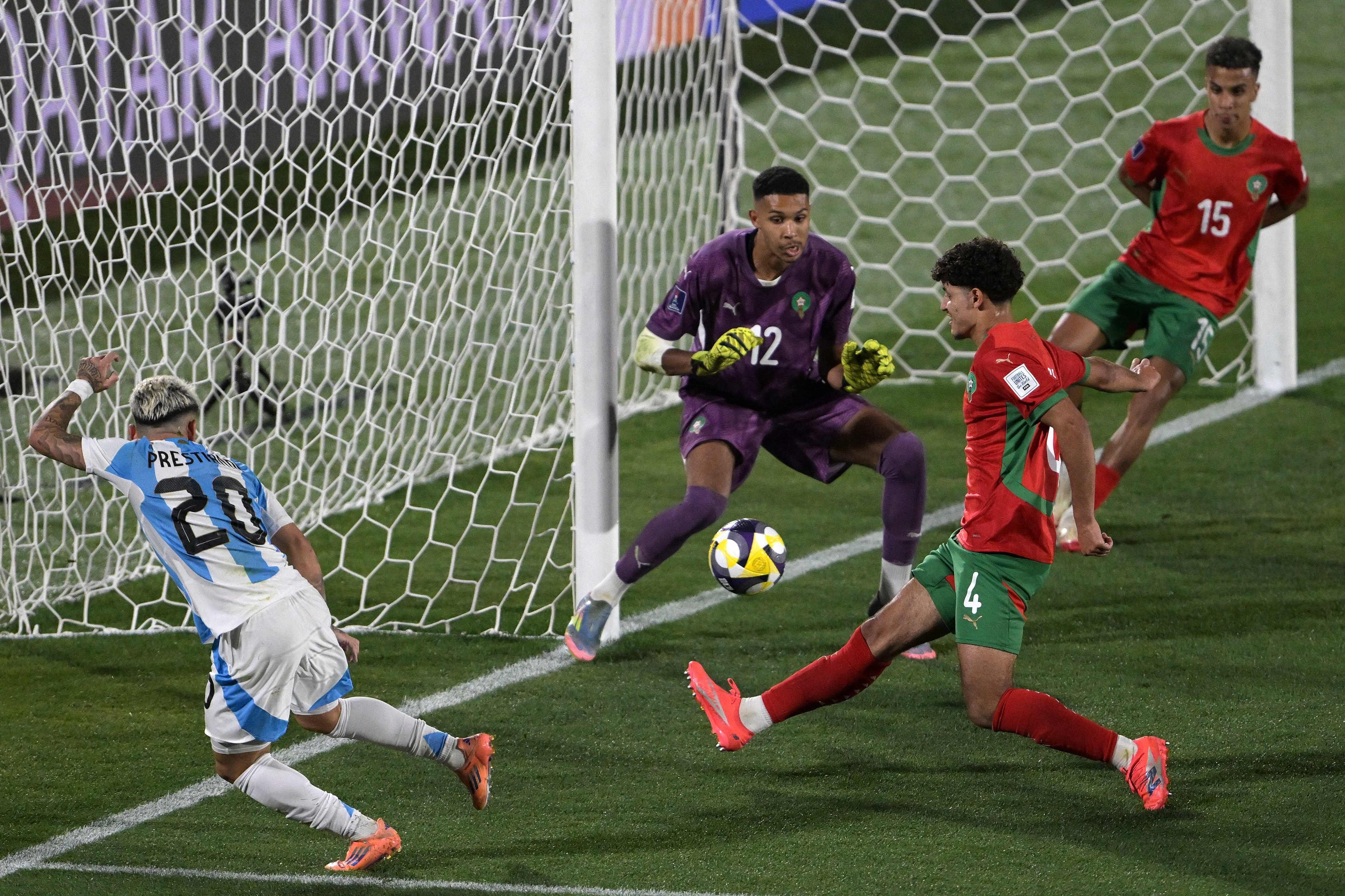 Gianluca Prestianni le pegó con poco ángulo, pero Gomis la tapó con una pierna
